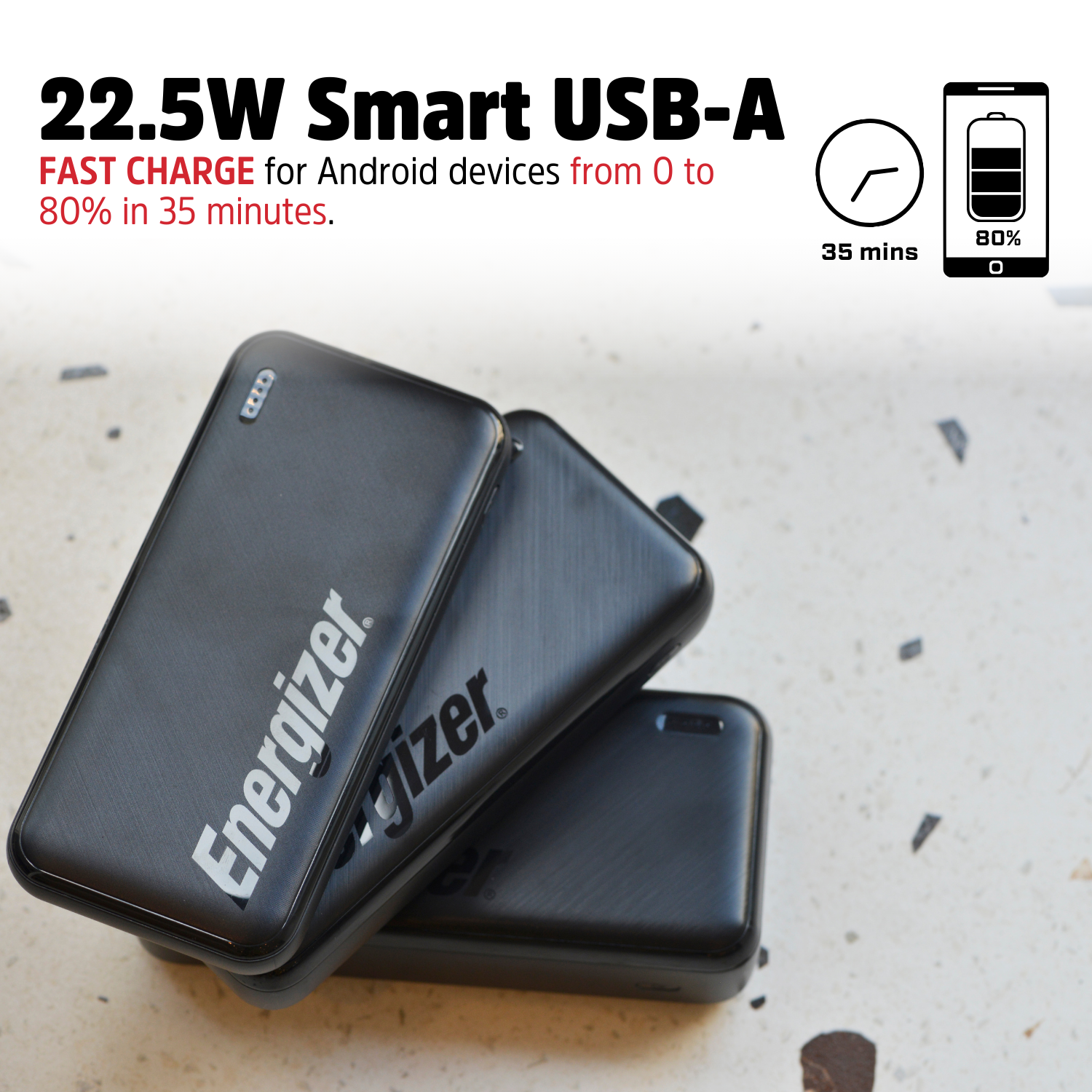Drei schwarze Energizer Powerbanks auf einer gemusterten Oberfläche.