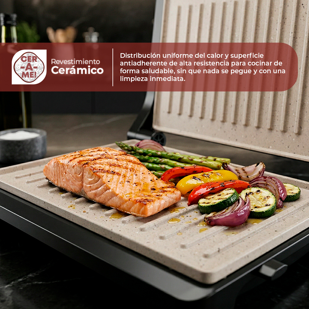 Un filete de salmón a la parrilla con espárragos, cebollas, calabacines y pimientos.