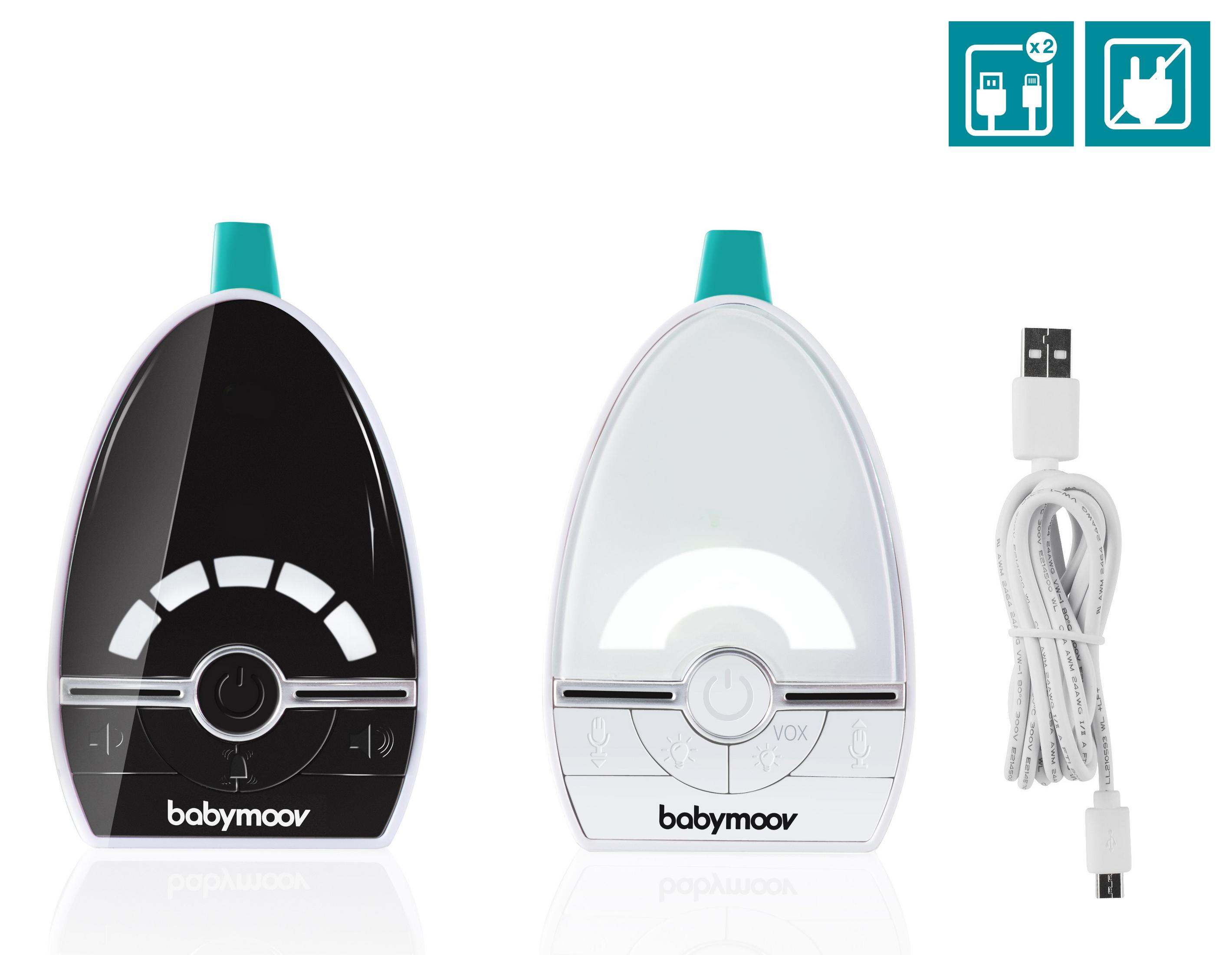 Zwei Babymoov Babyphones, eins schwarz, eins weiß, mit Ladekabel.