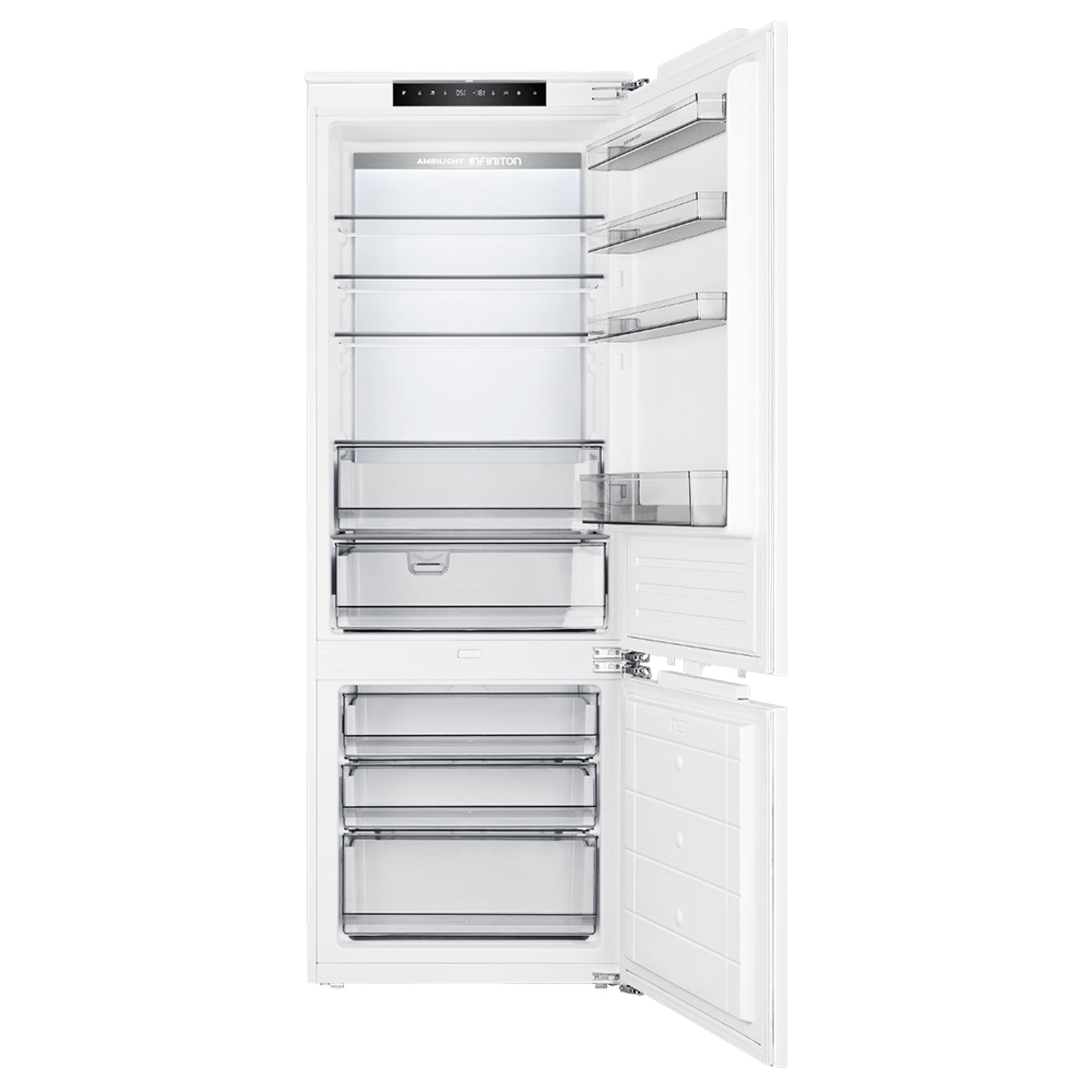 Un refrigerador blanco con la puerta abierta, mostrando estantes de vidrio.