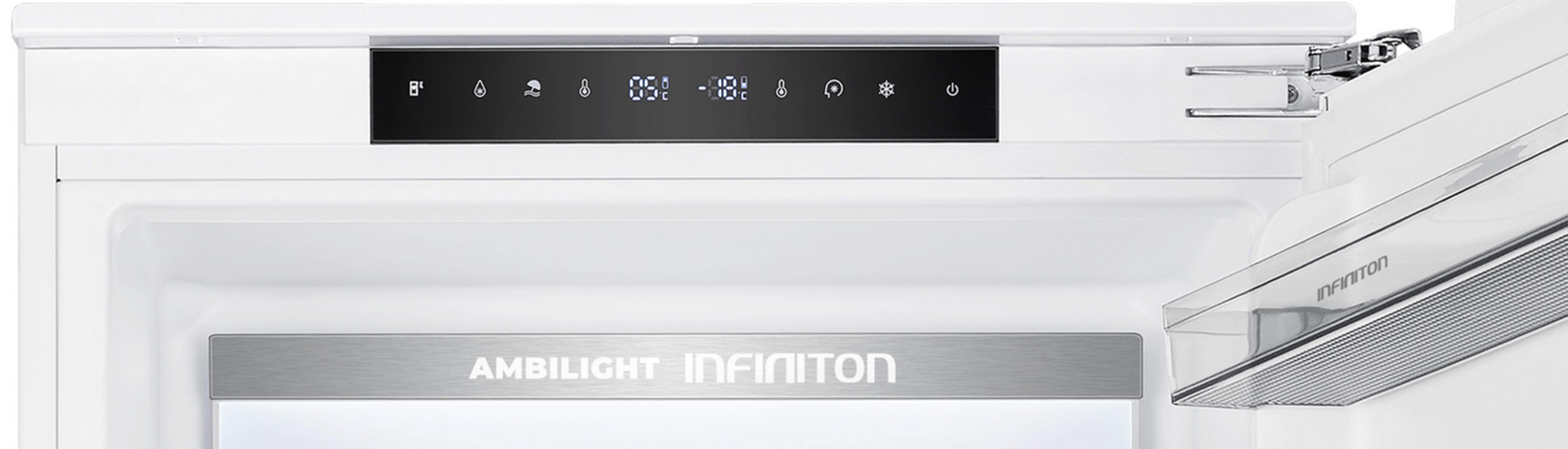 Interior de un refrigerador blanco con pantalla digital e iconos.