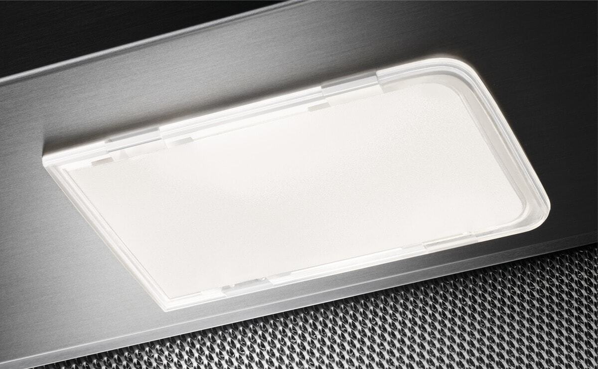 Un panel de luz rectangular iluminado con difusor blanco sobre metal cepillado.
