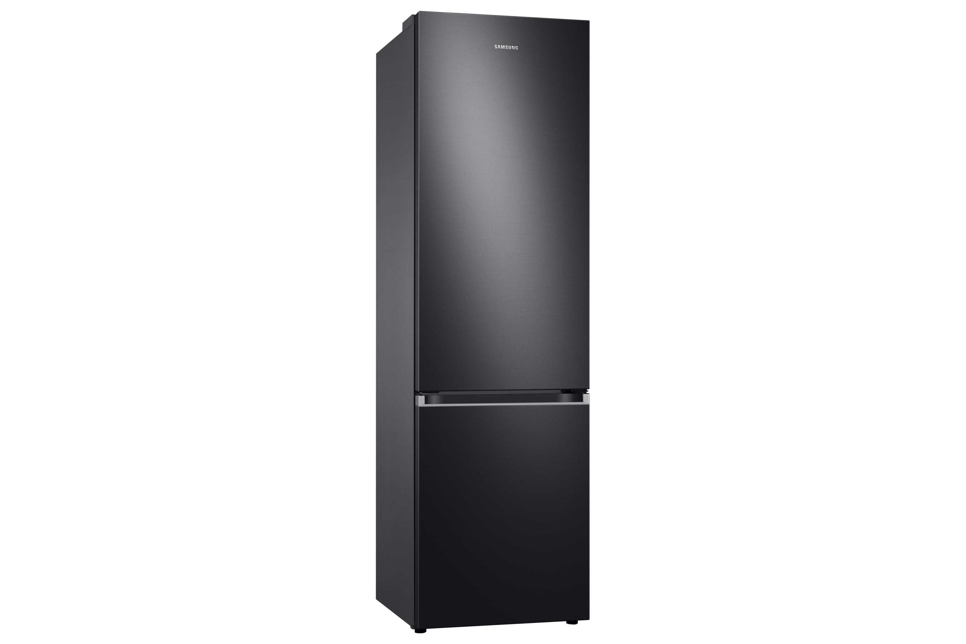 Ein schlanker, schwarzer Samsung Kühlschrank mit Gefrierfach unten auf weißem Hintergrund.