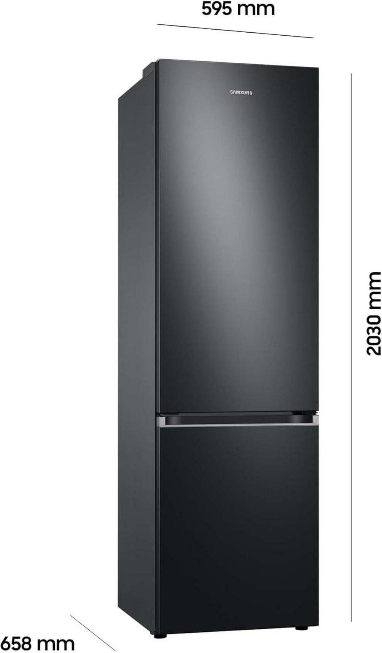Schwarzer Samsung Kühlschrank mit silbernem Griff. H: 2030mm, B: 595mm, T: 658mm.