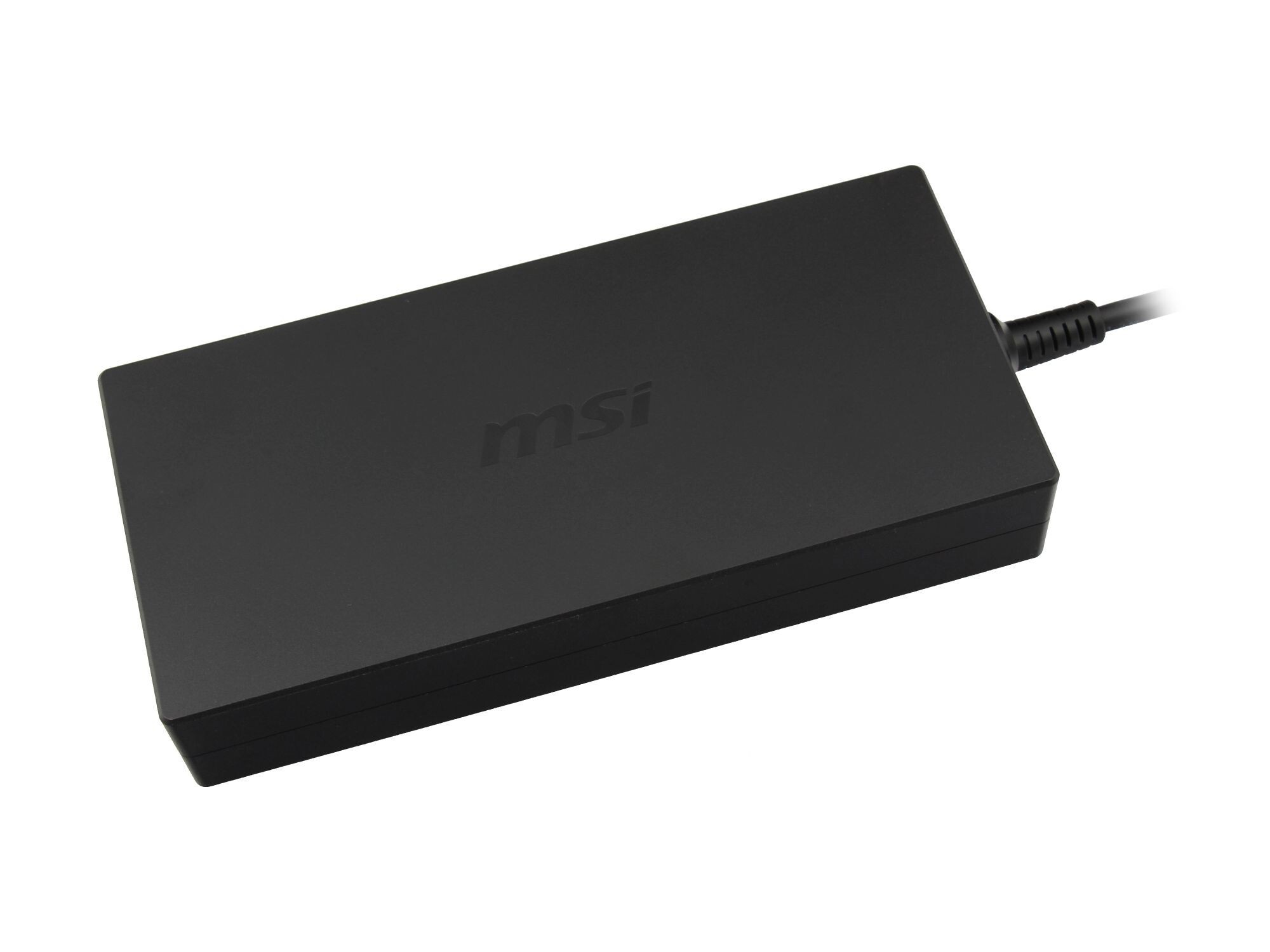 Ein schwarzes MSI Laptop-Netzteil mit Kabel auf weißem Hintergrund.