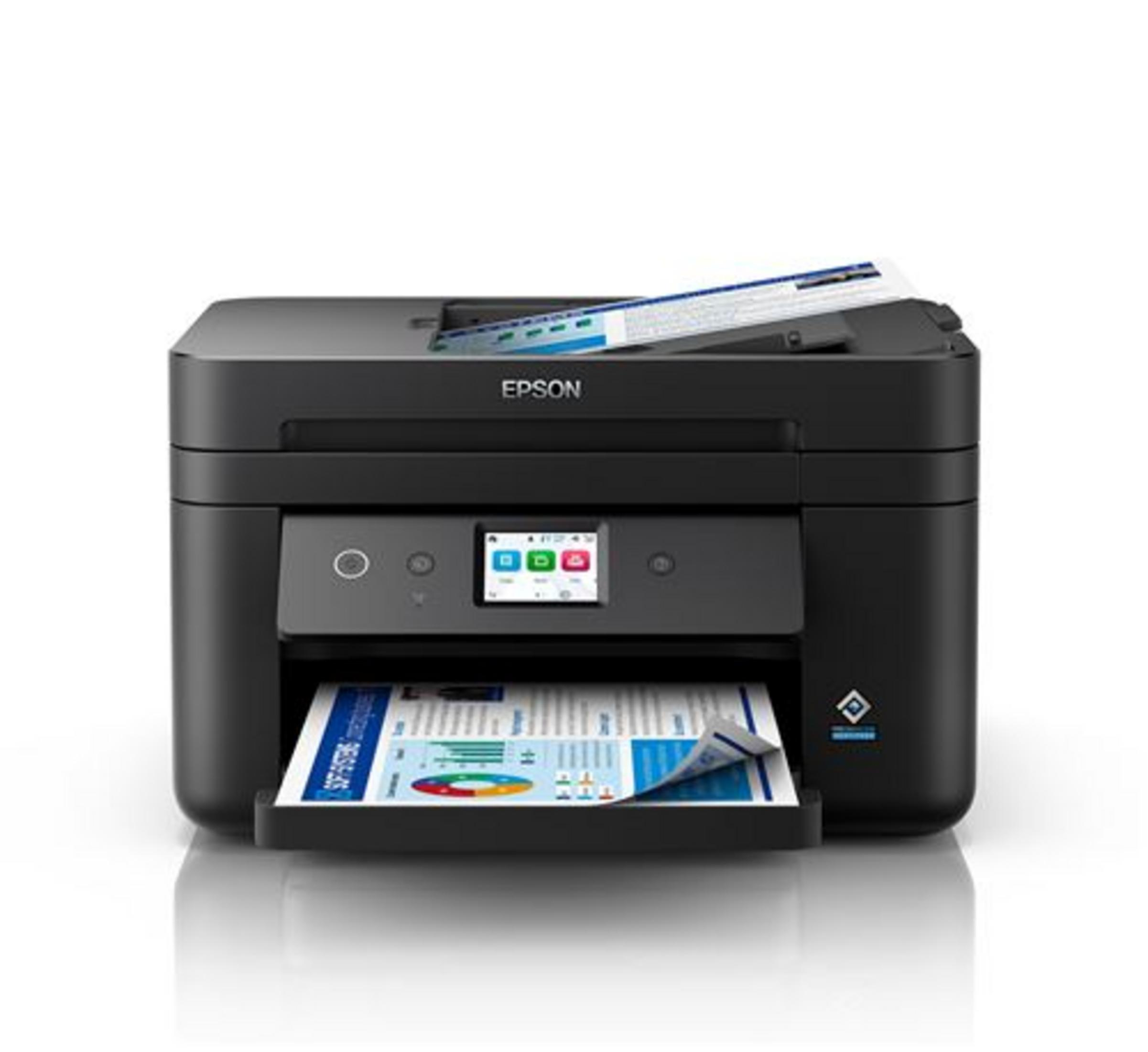 Una impresora Epson negra con papel en el alimentador y la bandeja de salida. Fondo blanco.