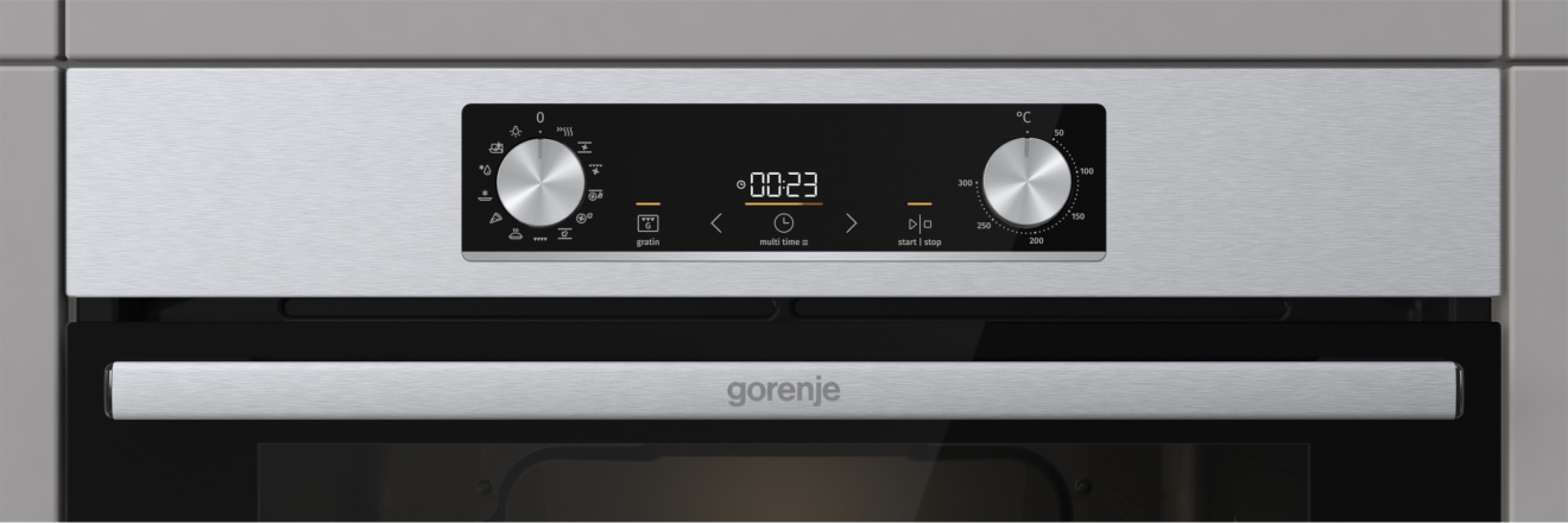 Edelstahl-Ofen mit digitaler Anzeige, Drehreglern und "gorenje" Logo.