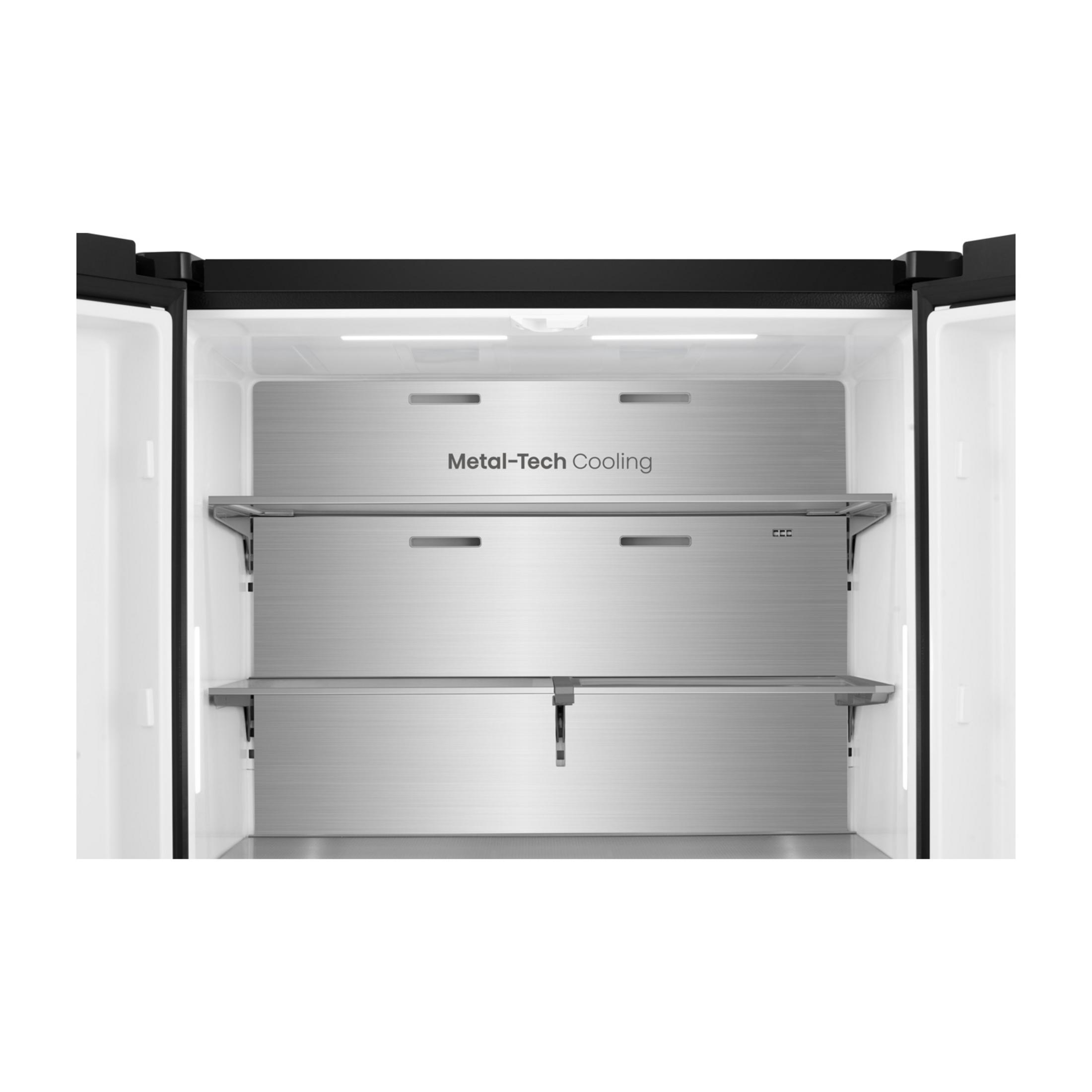 Innenraum eines leeren Kühlschranks mit zwei Metallregalen und LED-Beleuchtung.