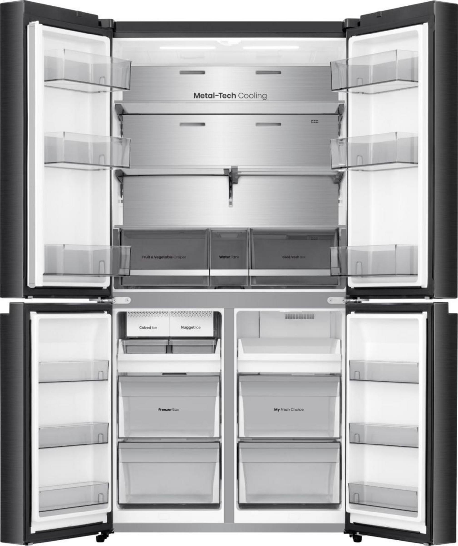 Offener Kühlschrank mit mehreren Fächern, Schubladen und Eiswürfelbereiter.