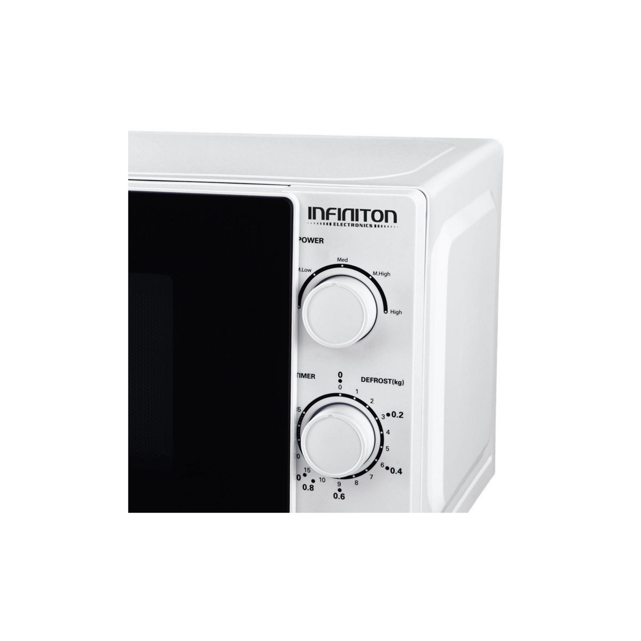 Primer plano de un microondas blanco Infiniton con mandos para potencia y temporizador.