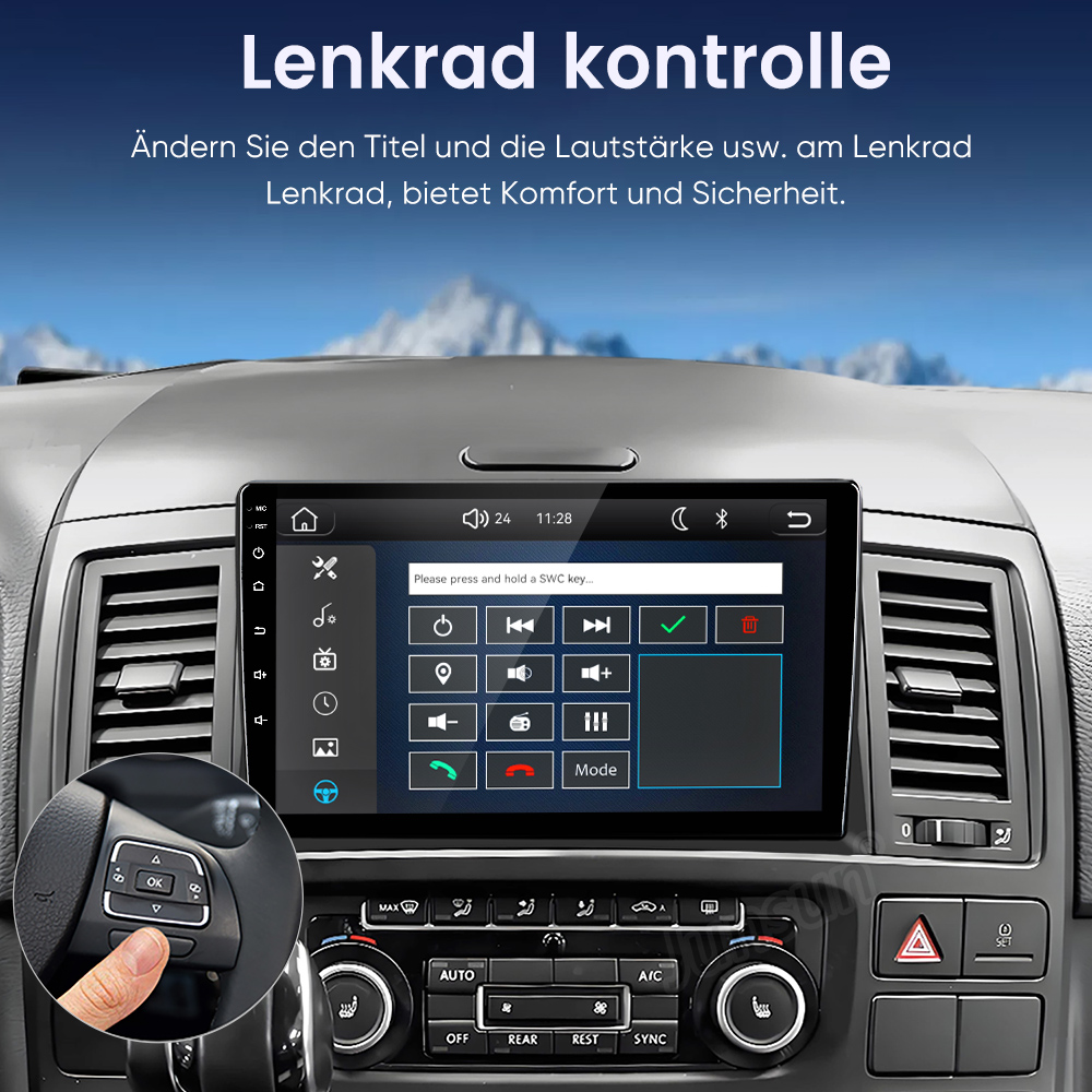 Ein Finger drückt auf Lenkradtasten, während ein Autoradio-Display eine SWC-Konfiguration anzeigt.