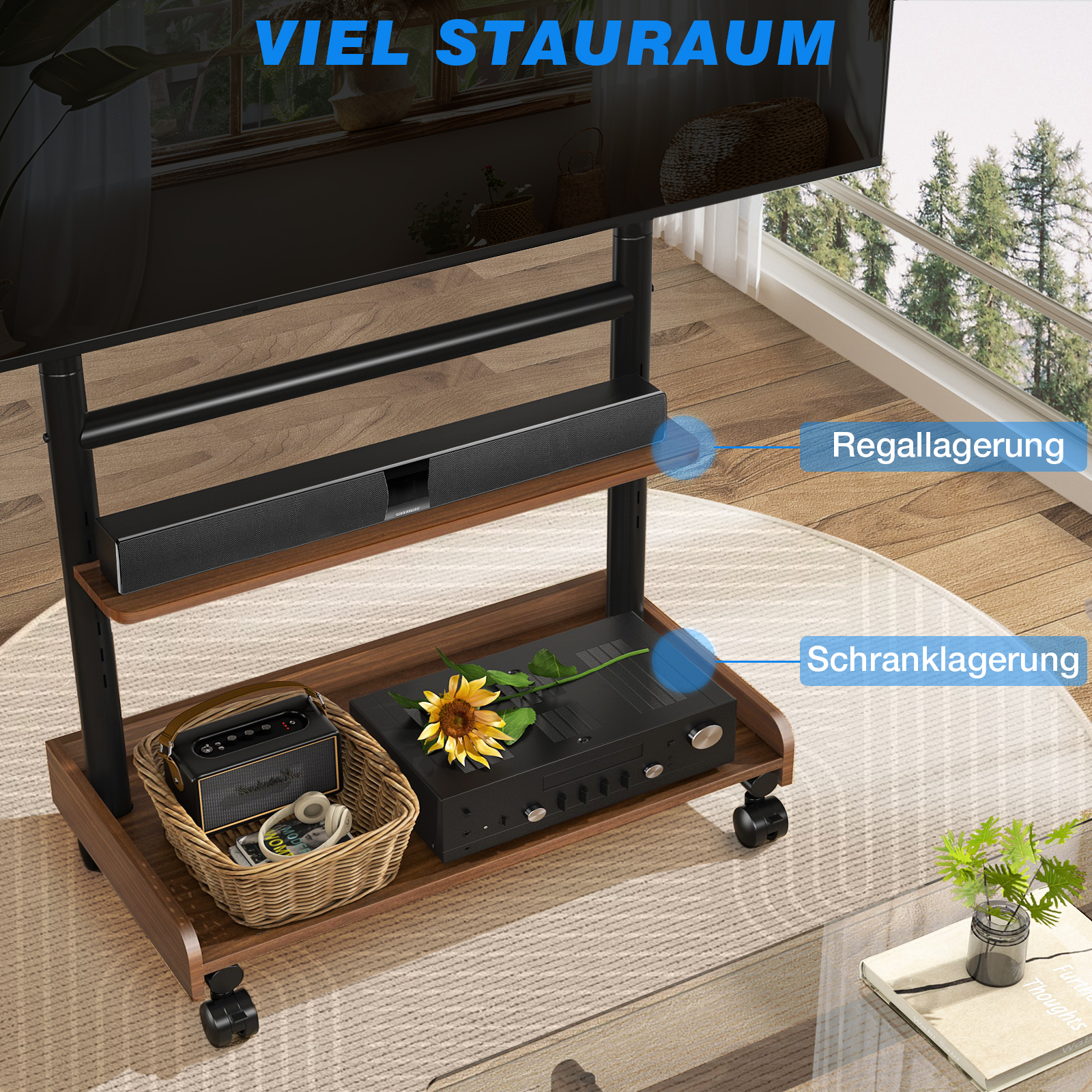 Ein TV-Ständer mit zwei Regalen, darauf ein Soundbar, Lautsprecher, Kopfhörer und eine Blume.