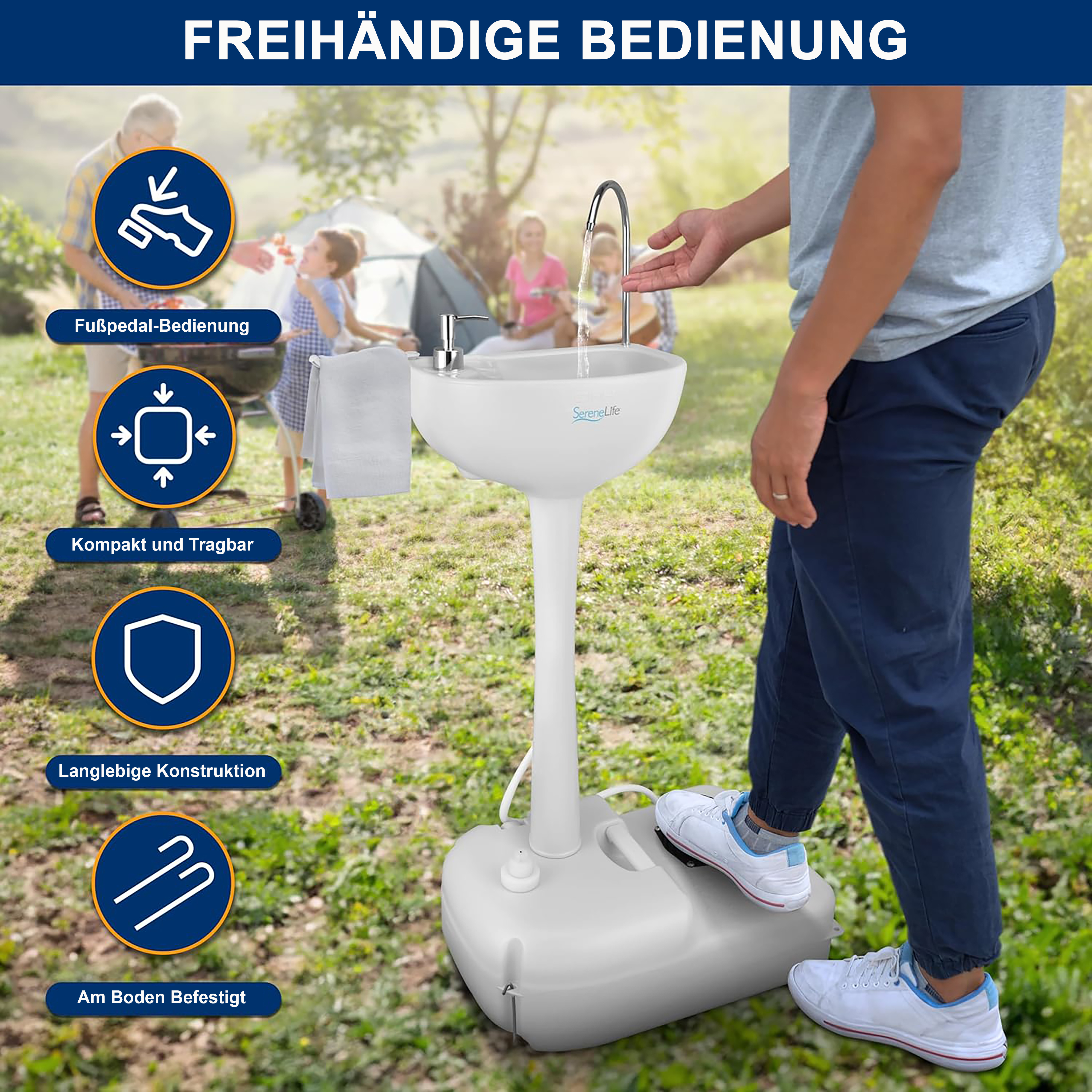 Freihändig bedienbares Waschbecken mit Fußpedal im Freien, Familie im Hintergrund.