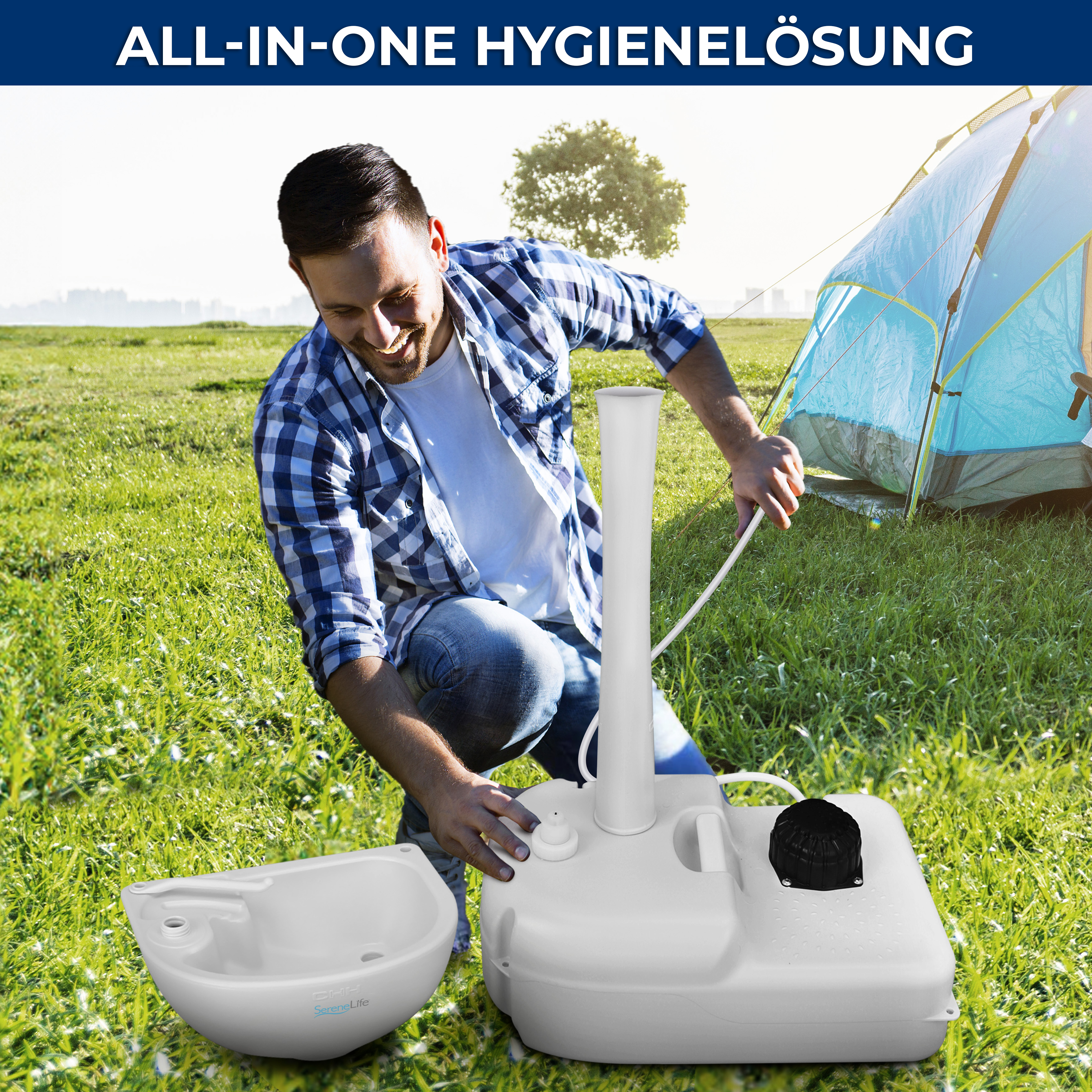 Mann stellt Campingtoilette mit Waschbecken im Freien auf, neben einem Zelt.