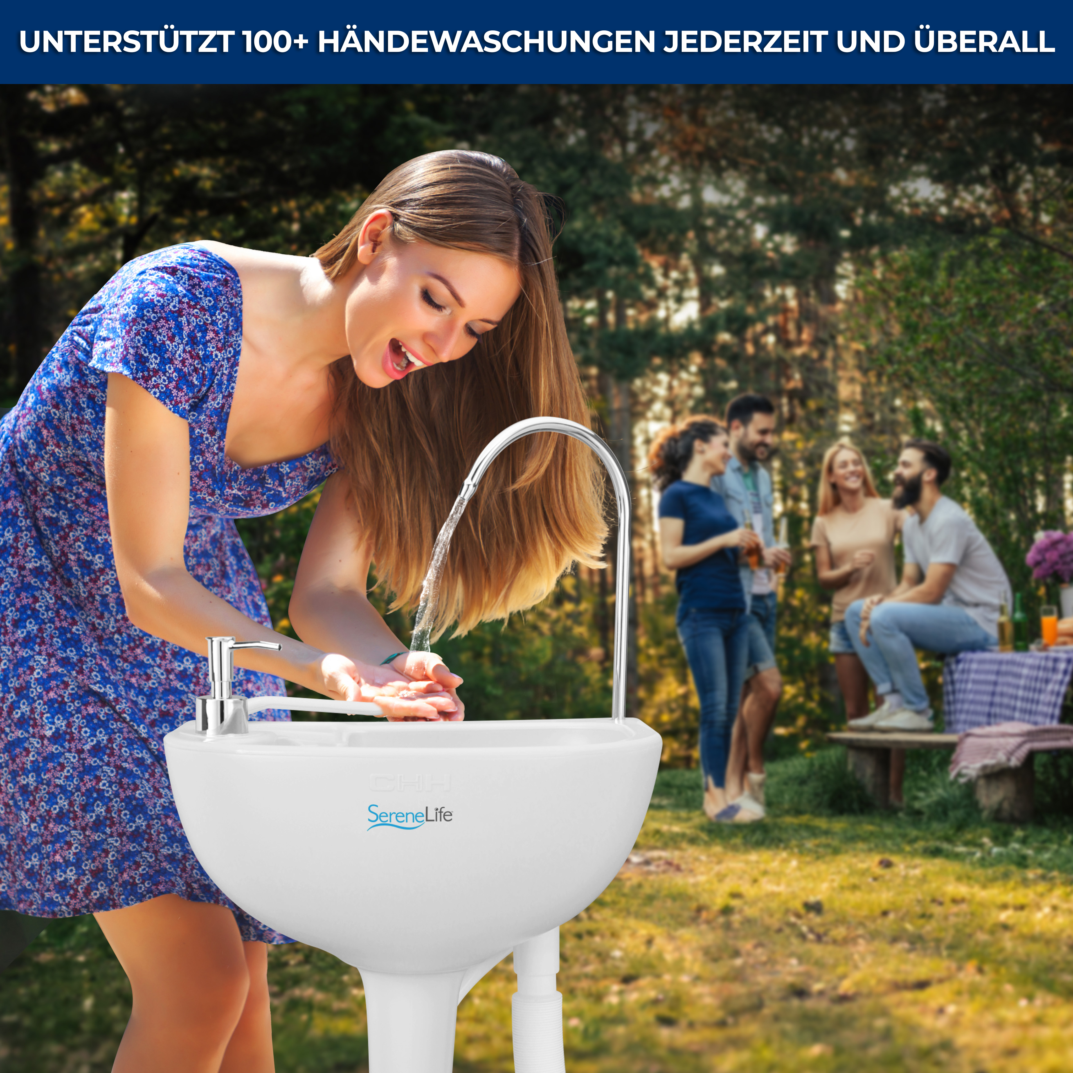 Frau wäscht sich im Freien die Hände an einem tragbaren Waschbecken, Freunde im Hintergrund.