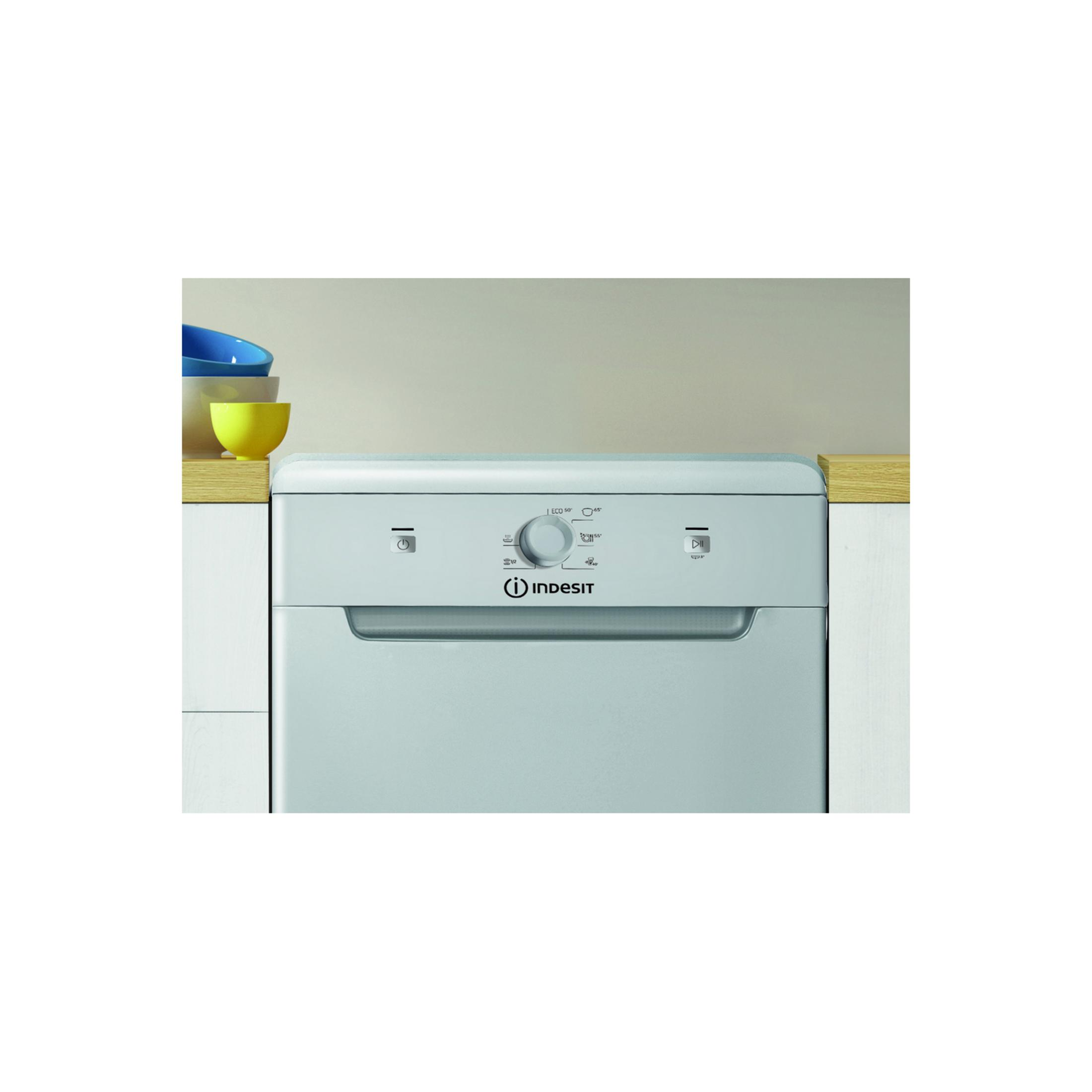 Un lavavajillas Indesit plateado con panel de control y botones.
