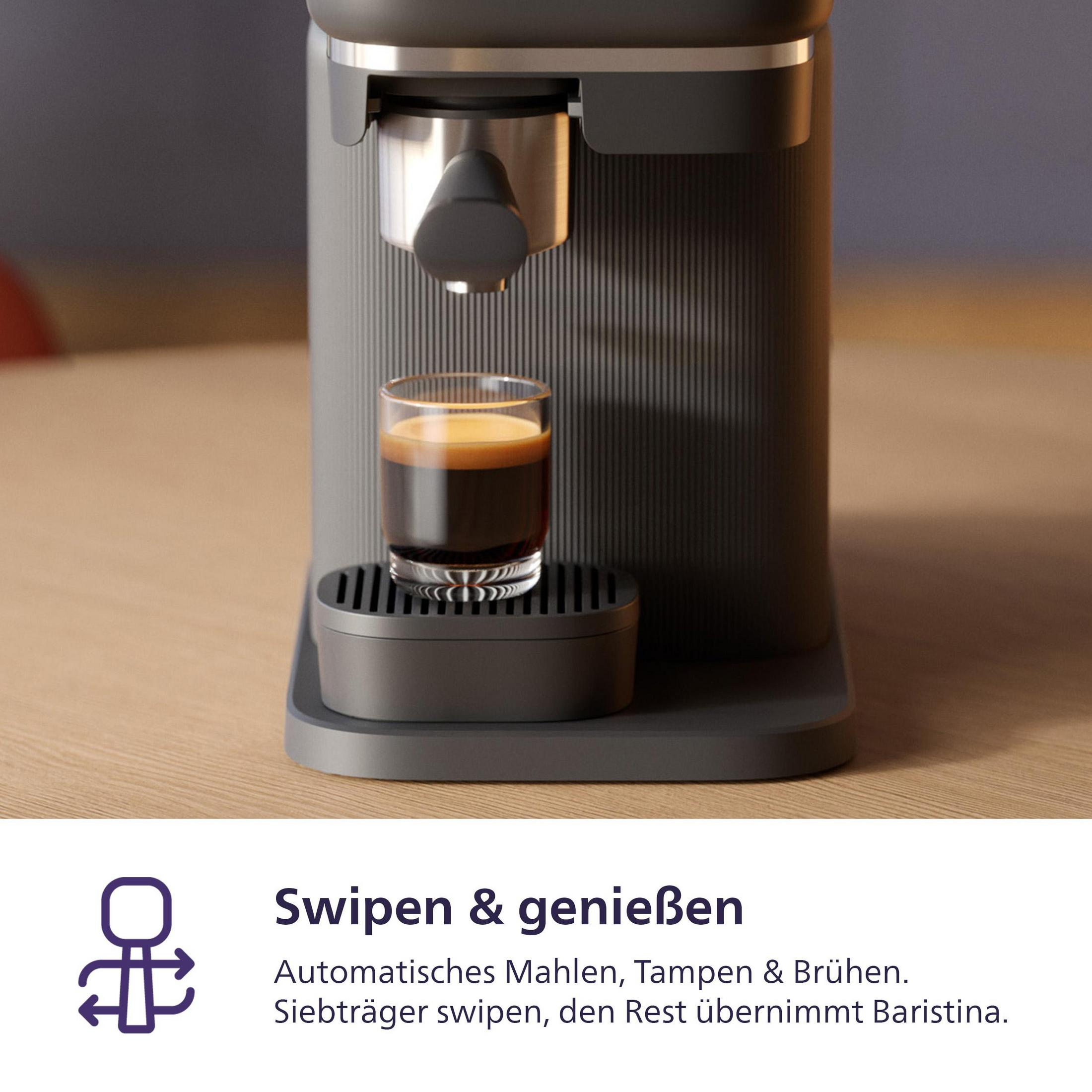 Kaffeemaschine brüht Espresso in ein Glas auf einem Holztisch.
