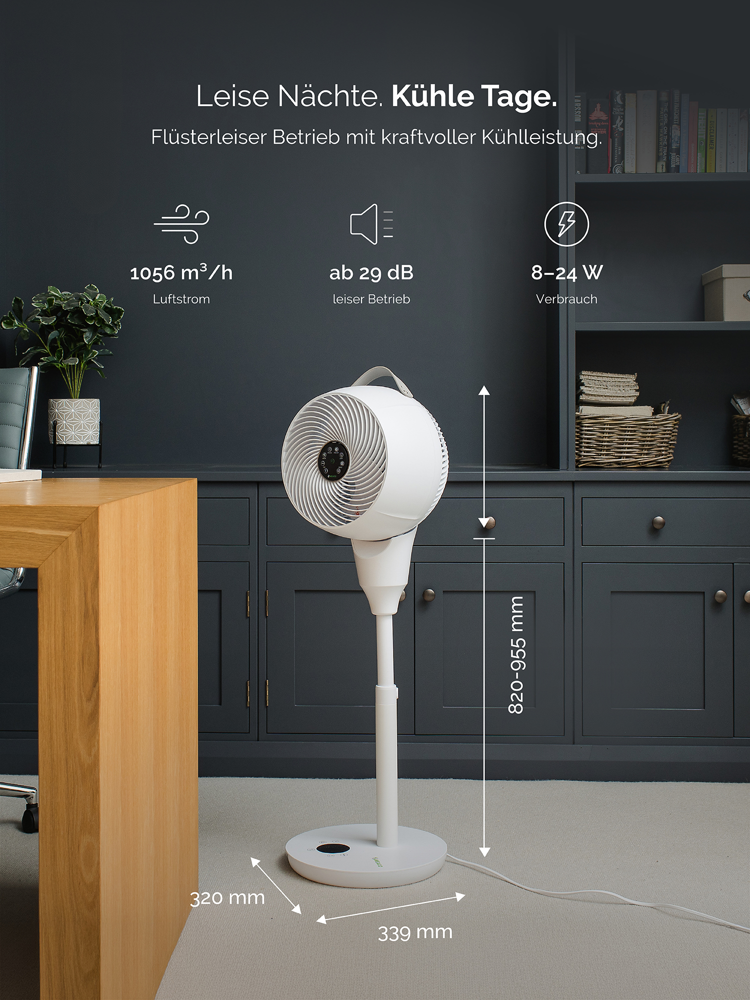 Un ventilatore da terra bianco, alto 820-955 mm, largo 320 mm e 339 mm.