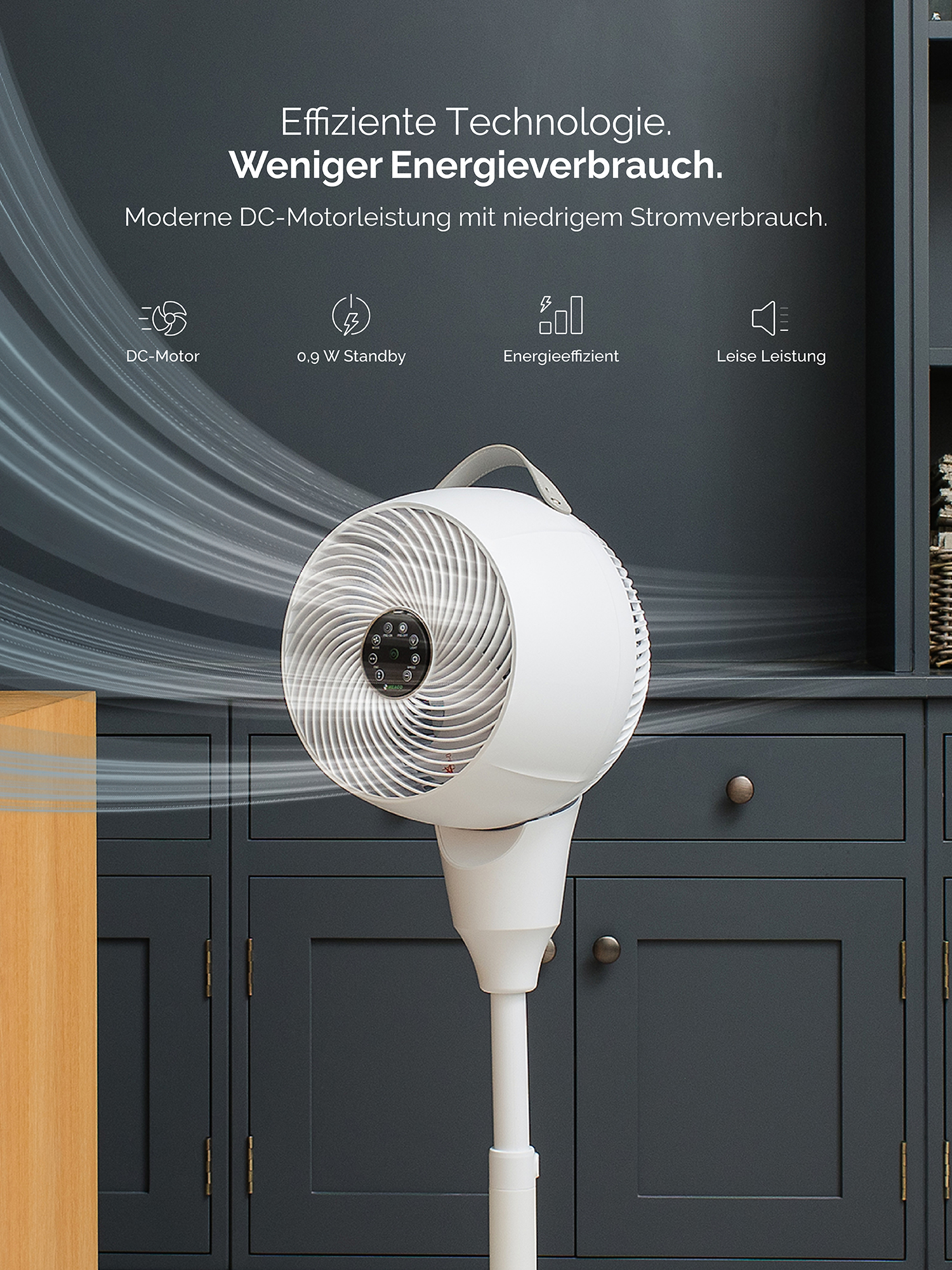 Un ventilatore bianco da terra è di fronte a un mobile scuro. Flussi d'aria visualizzati.