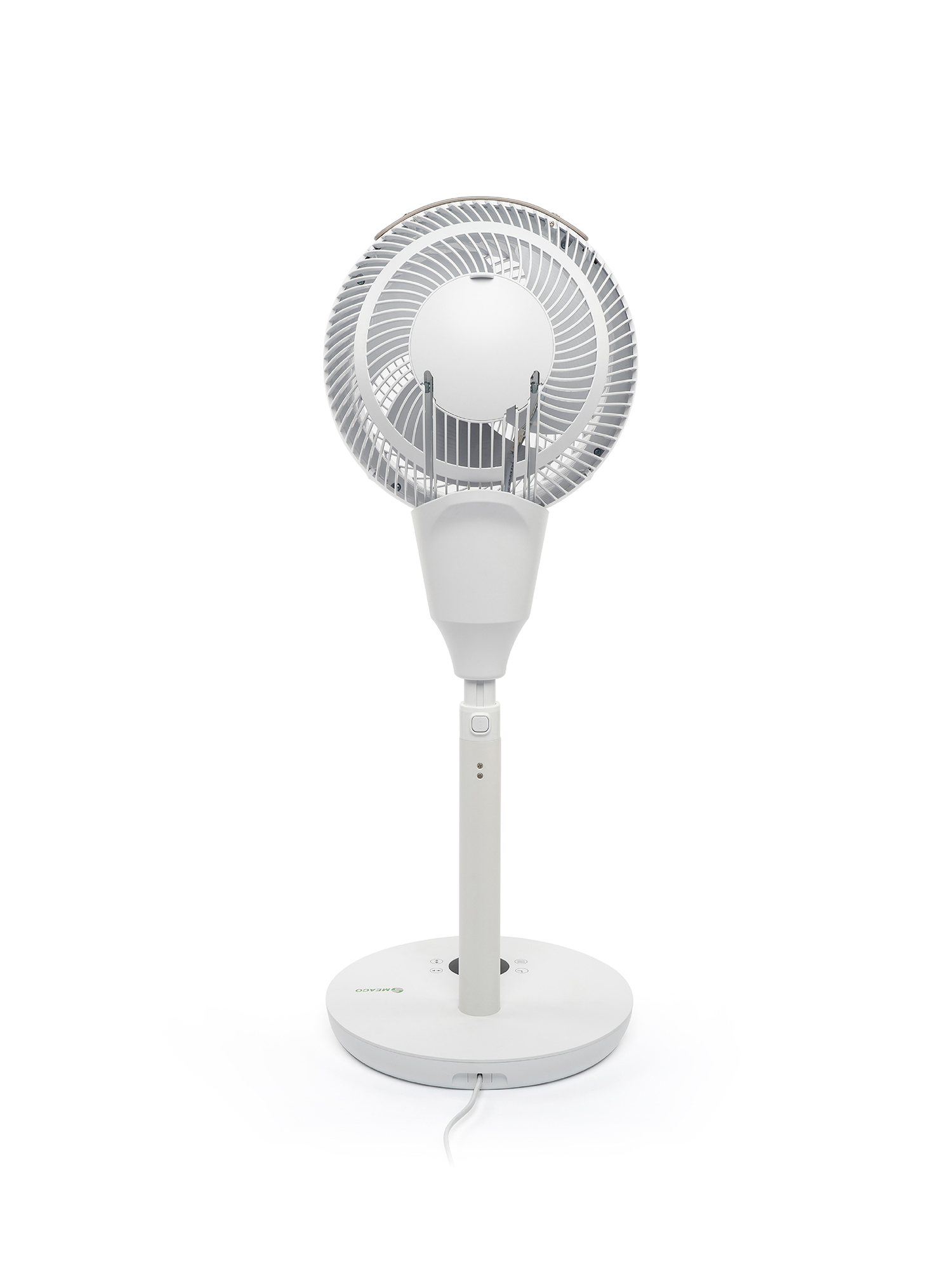 Ein weißer Standventilator mit rundem Fuß und verstellbarem Stiel.