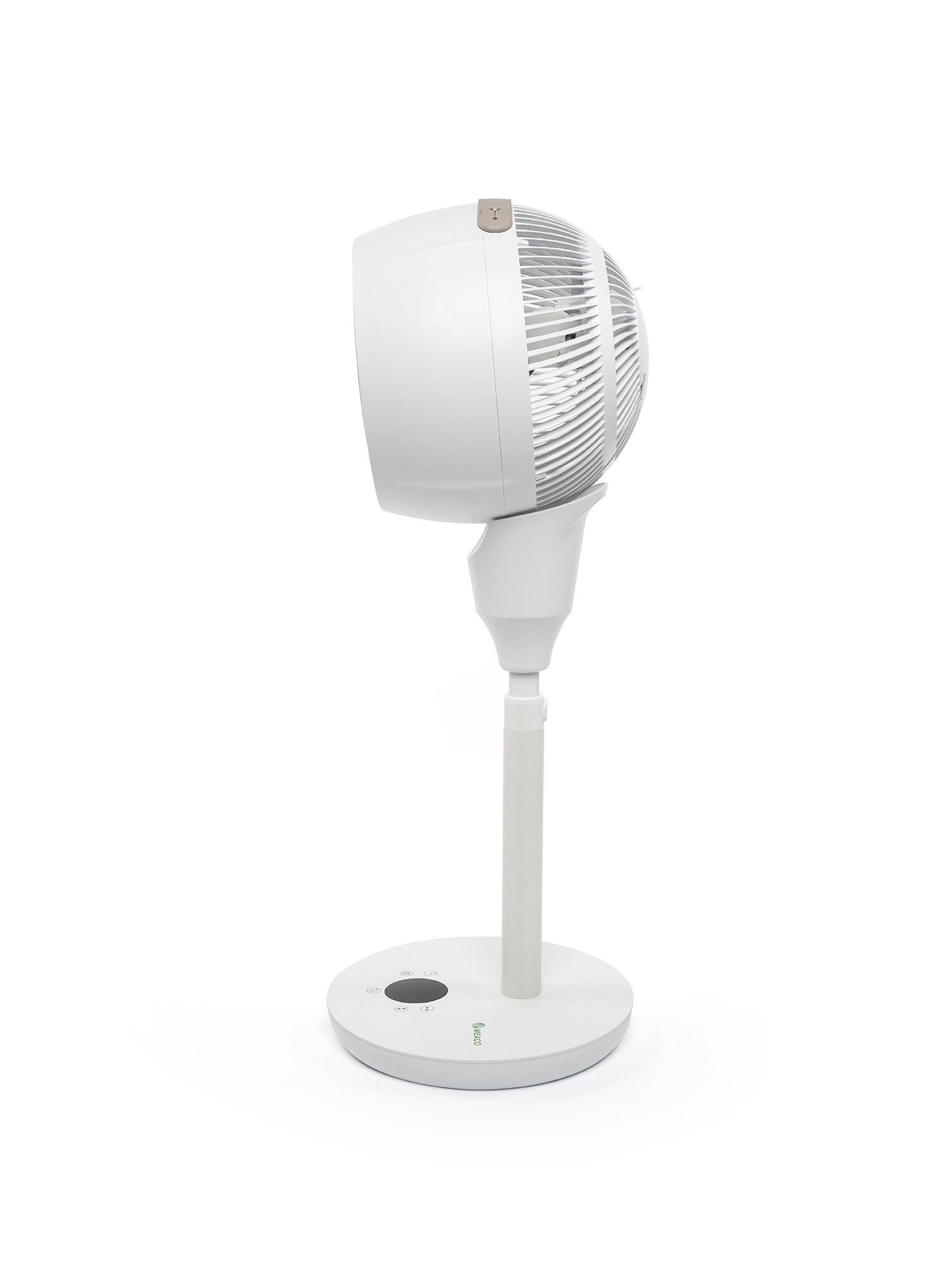 Un ventilatore bianco con base rotonda e stelo regolabile si erge su sfondo bianco.