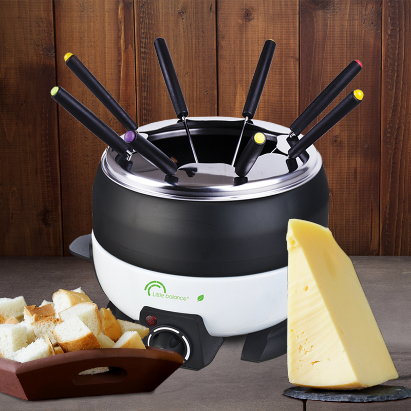 Set da fonduta con pezzi di pane e formaggio su sfondo di legno.