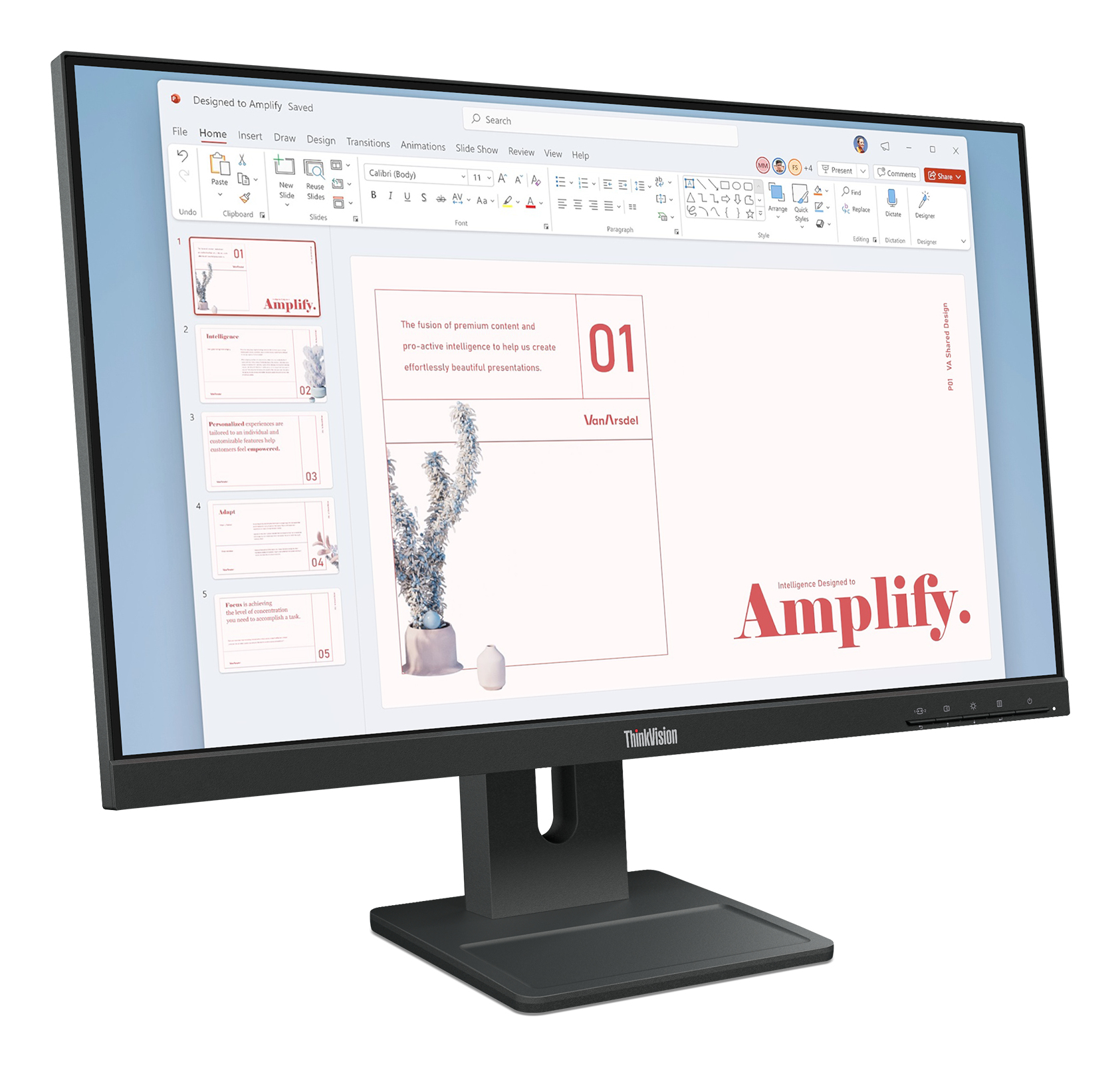 Ein Monitor zeigt eine Präsentation mit dem Titel "Amplify", mit Folien und Text.