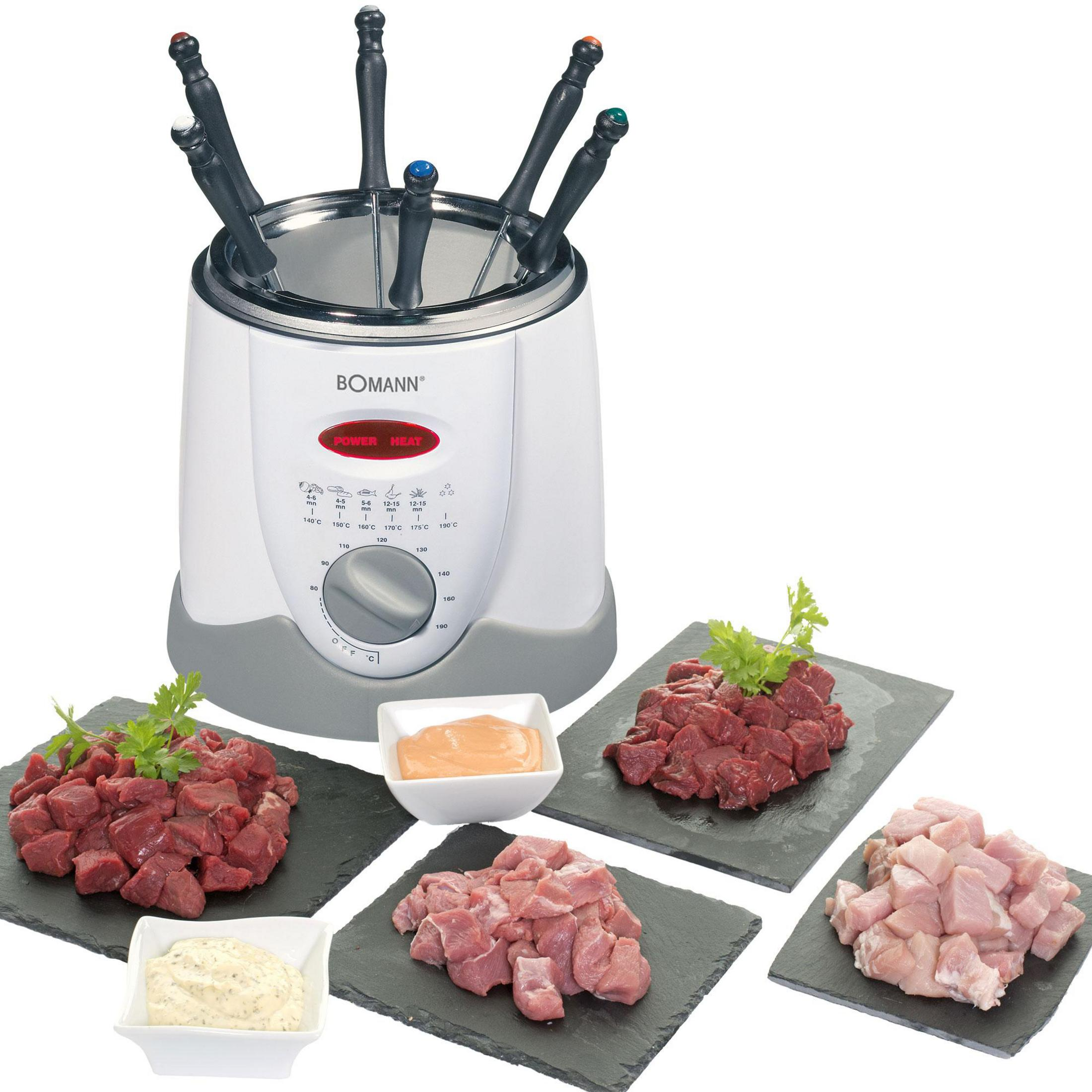 Una olla de fondue blanca con cuatro tipos de carne y dos salsas.