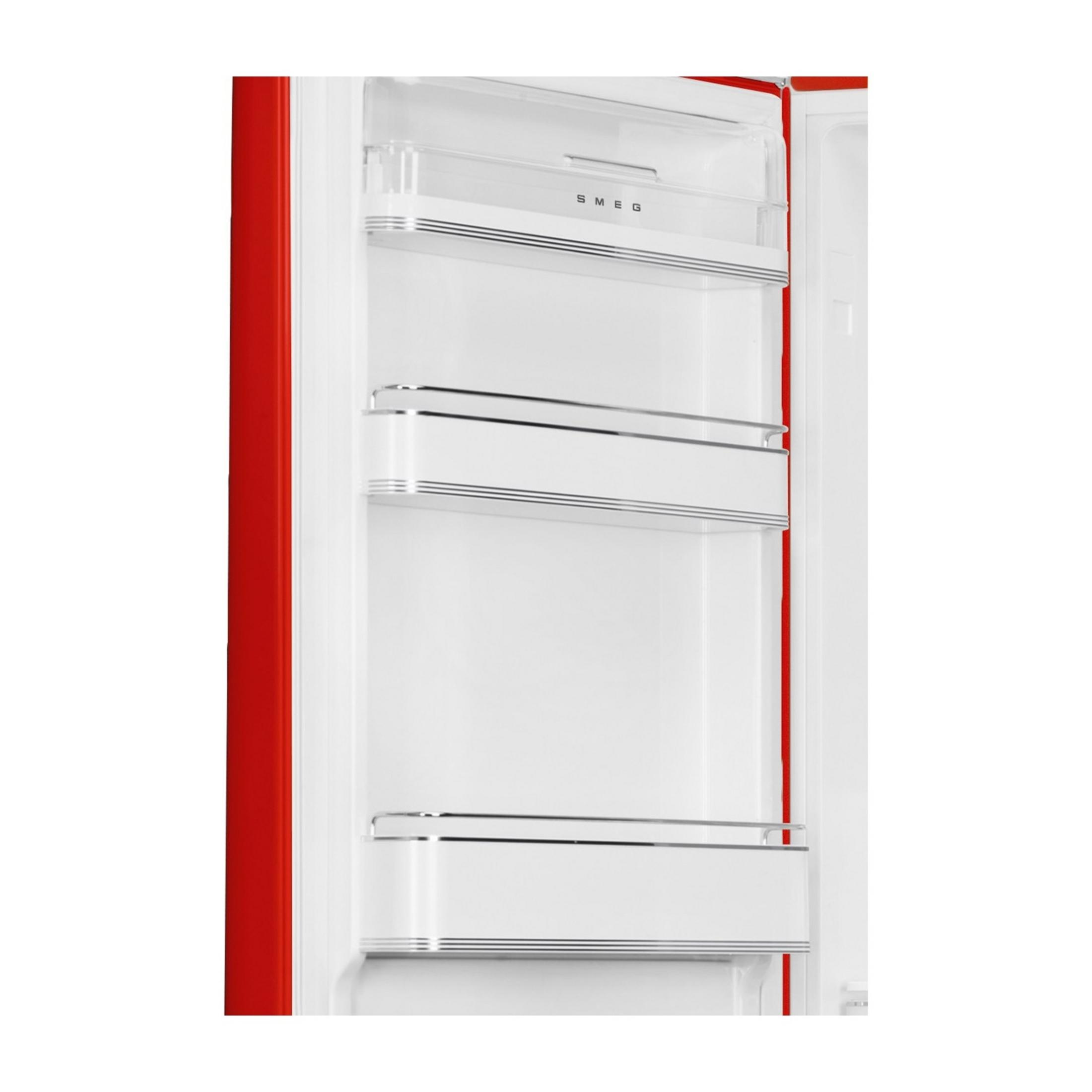 Interior de refrigerador rojo con estantes blancos y logo SMEG.