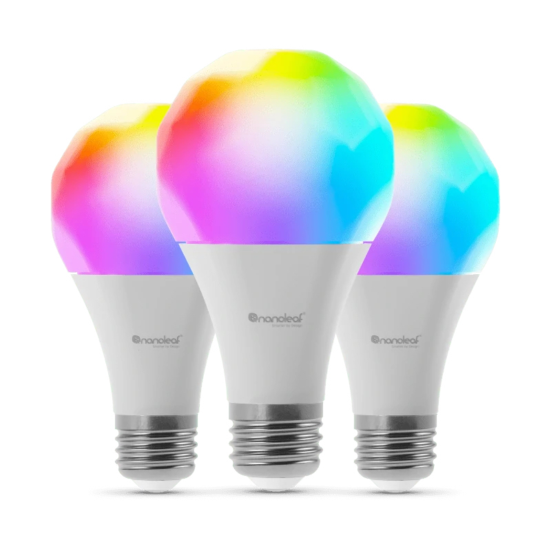 Tre lampadine LED smart con teste sfaccettate, che brillano di colori arcobaleno.