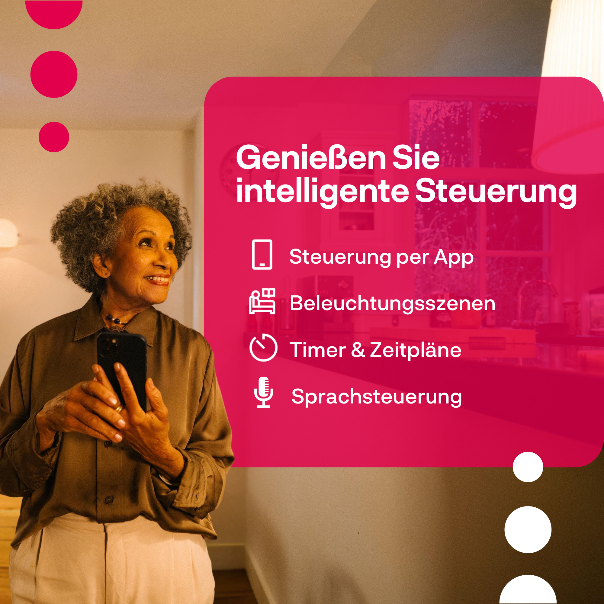 Eine ältere Frau hält ein Smartphone und schaut lächelnd nach oben.
