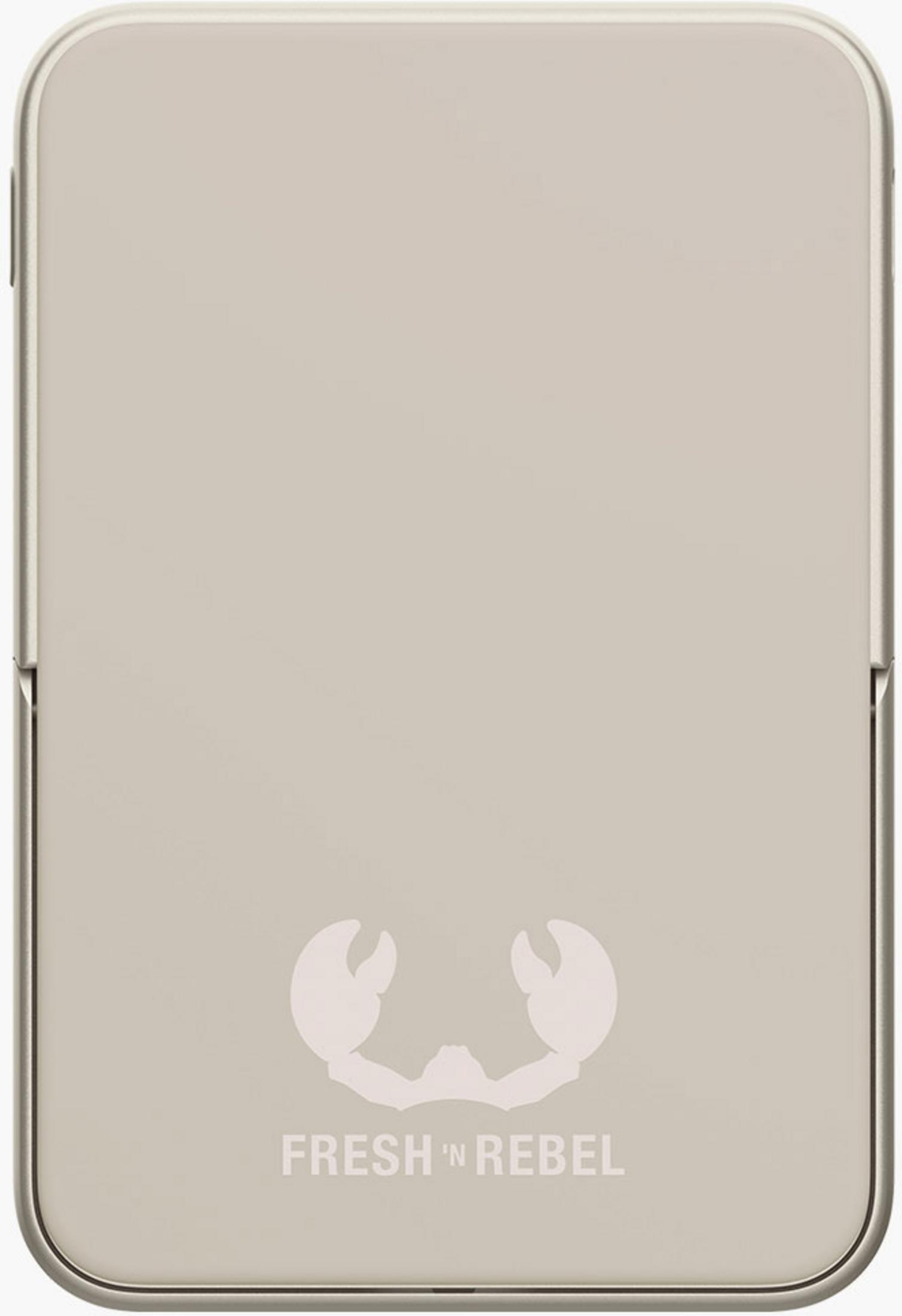 Una custodia rettangolare beige chiaro con bordo argentato e un logo di granchio bianco.