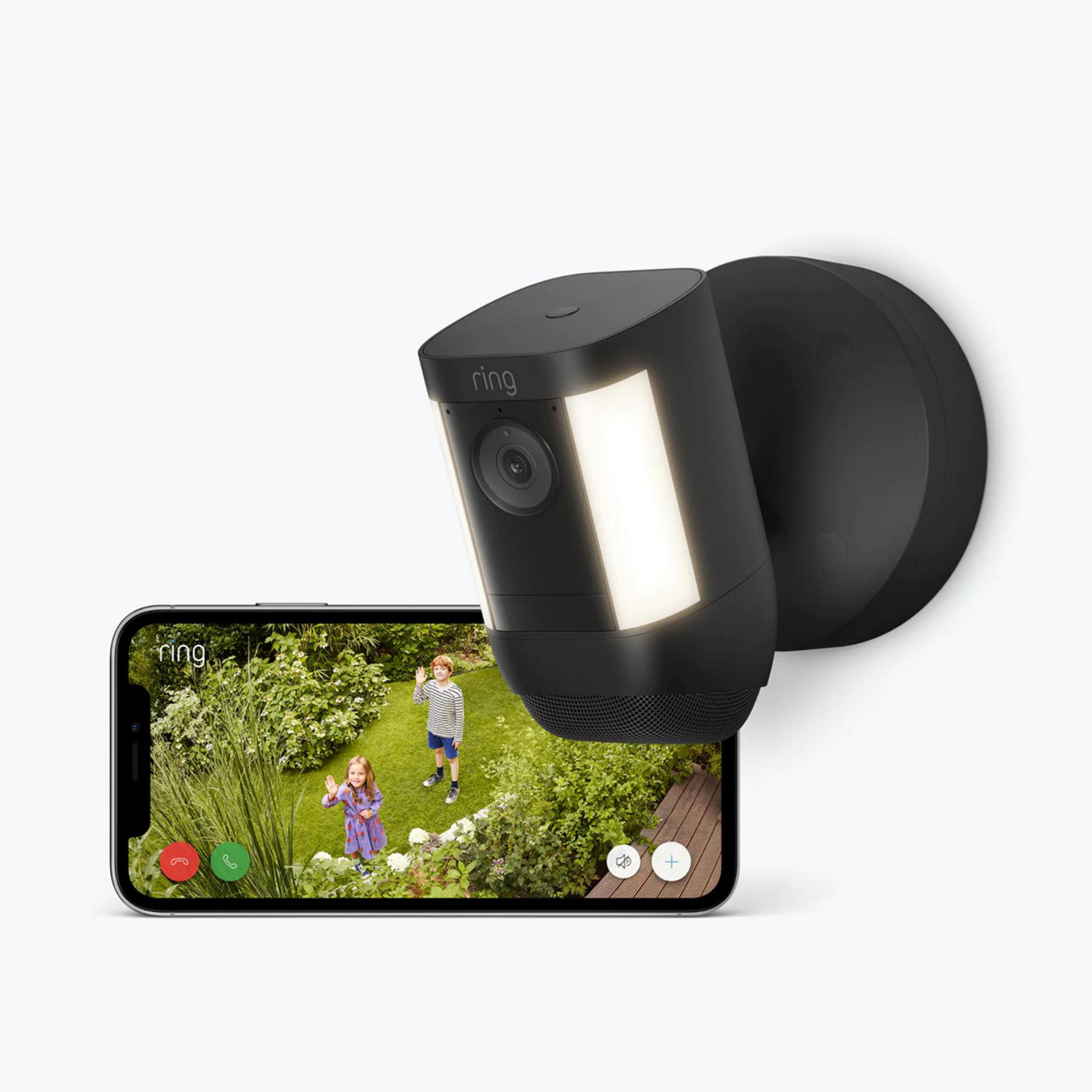 Ring-Kamera zeigt zwei Kinder im Garten auf einem Handybildschirm.