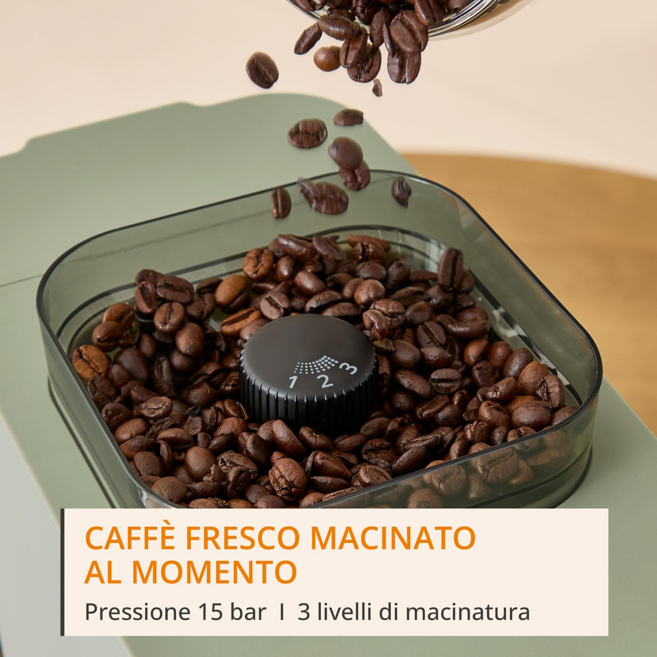 Caffè macinato fresco. Chicchi di caffè cadono in un contenitore con selettore.
