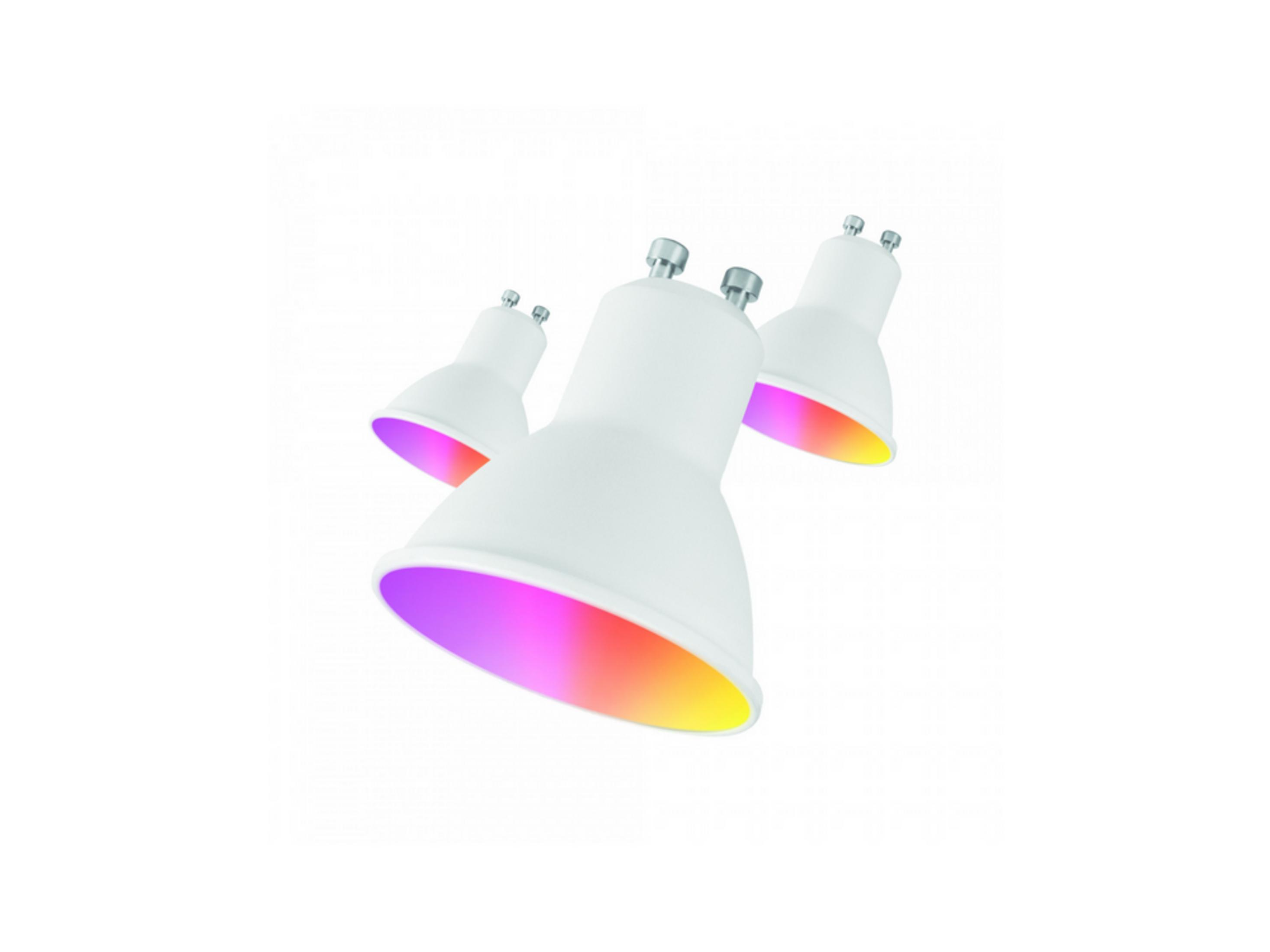 Tre lampadine bianche con luci colorate che brillano su sfondo bianco.