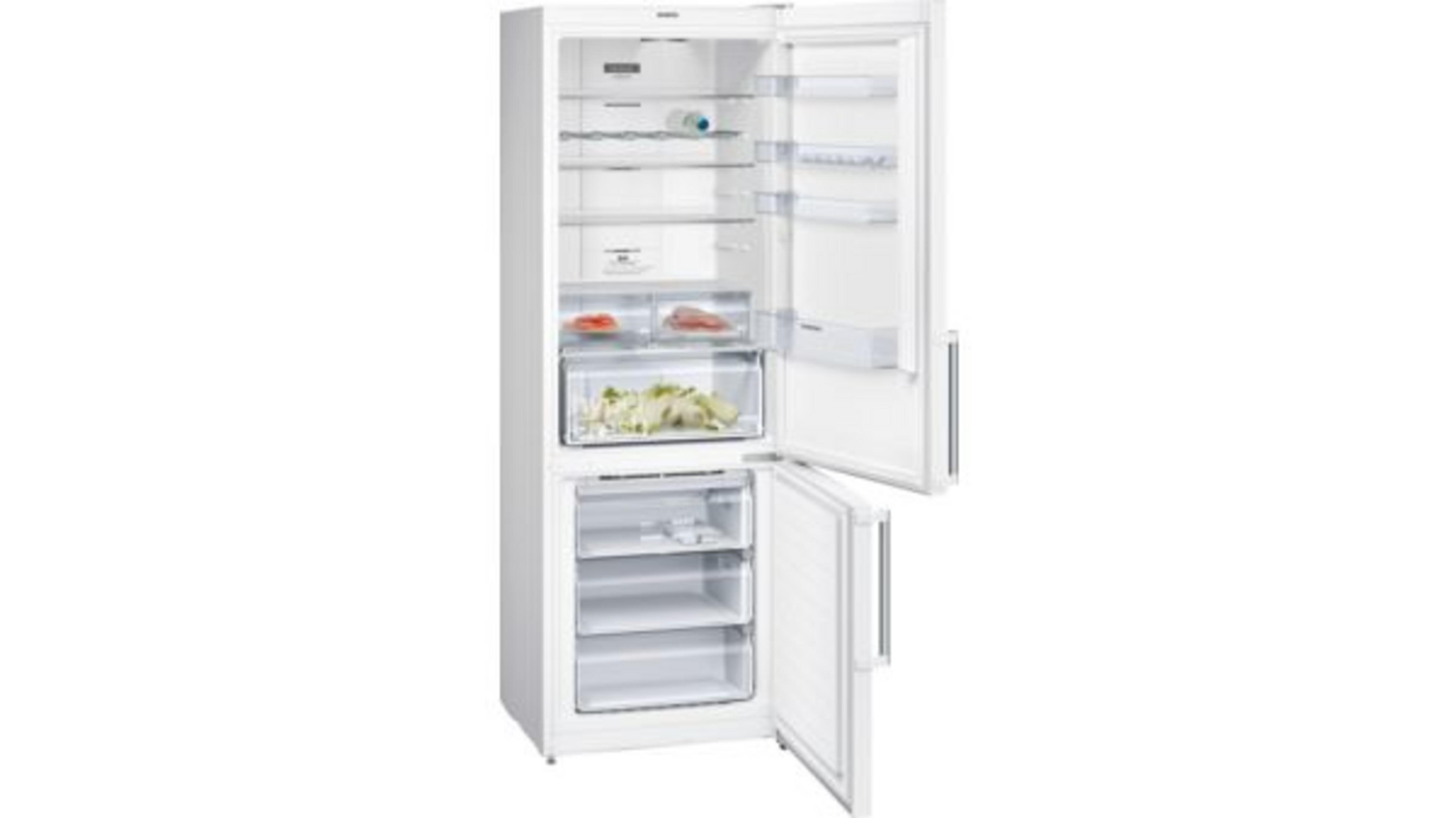 Un refrigerador blanco con la puerta abierta, mostrando estantes y cajones.