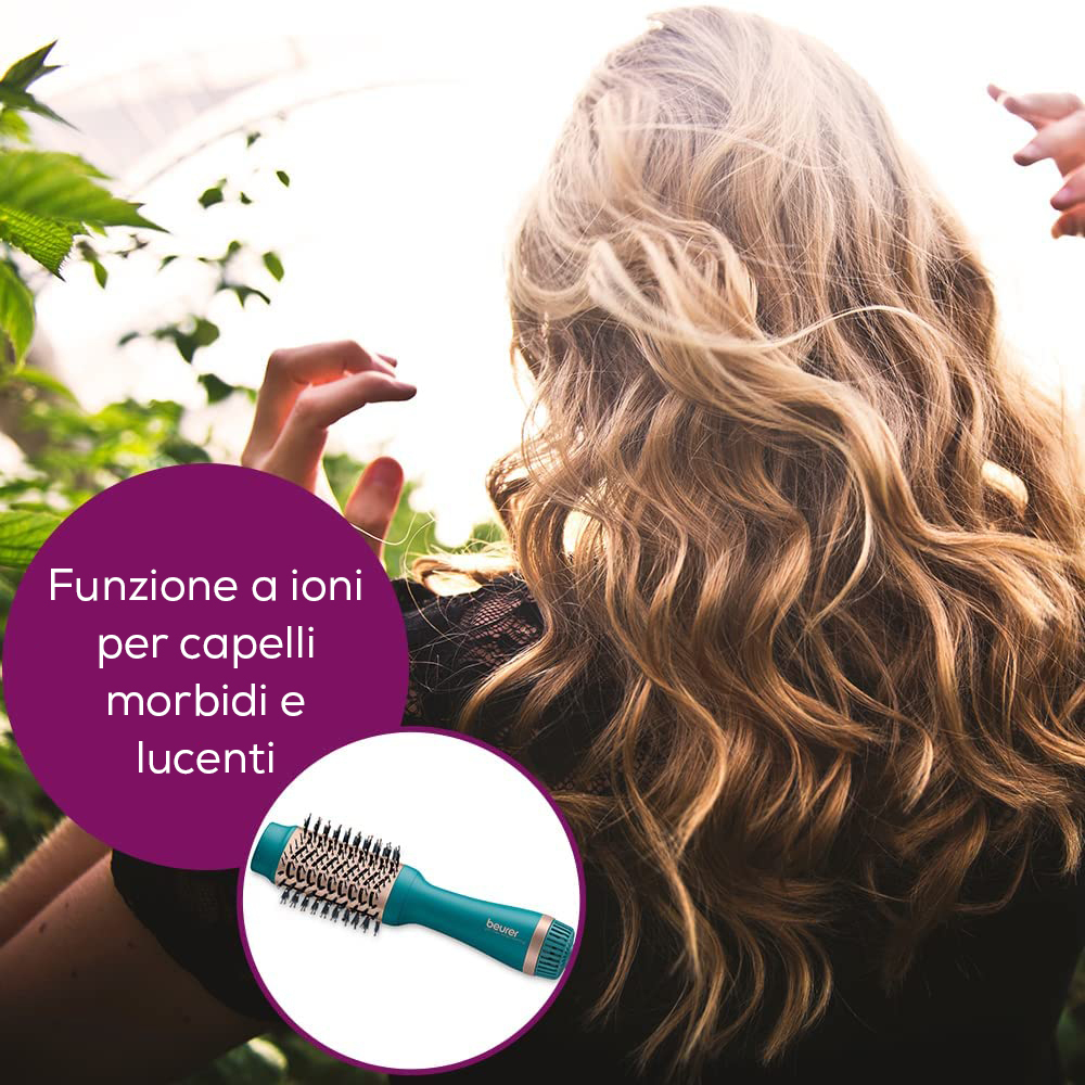 Mujer con pelo largo y castaño claro y cepillo secador. Texto en italiano.