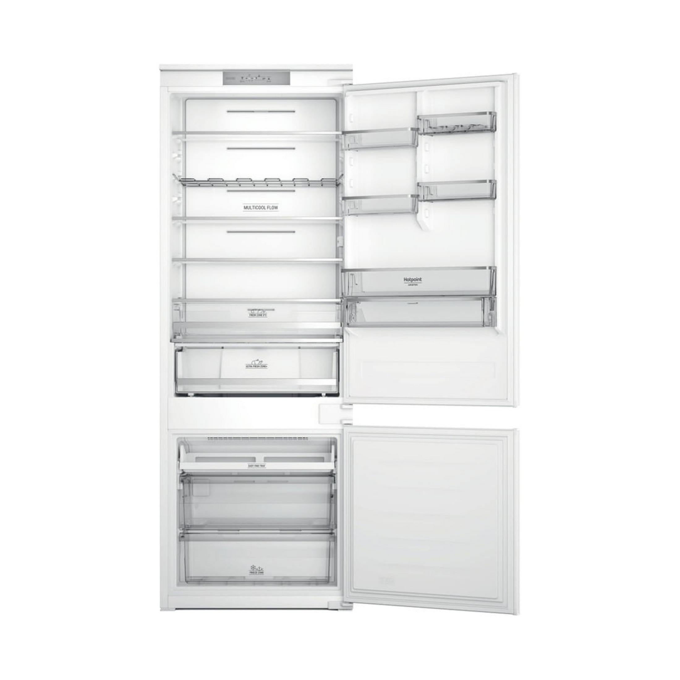 Un refrigerador blanco con la puerta abierta, mostrando estantes y cajones.