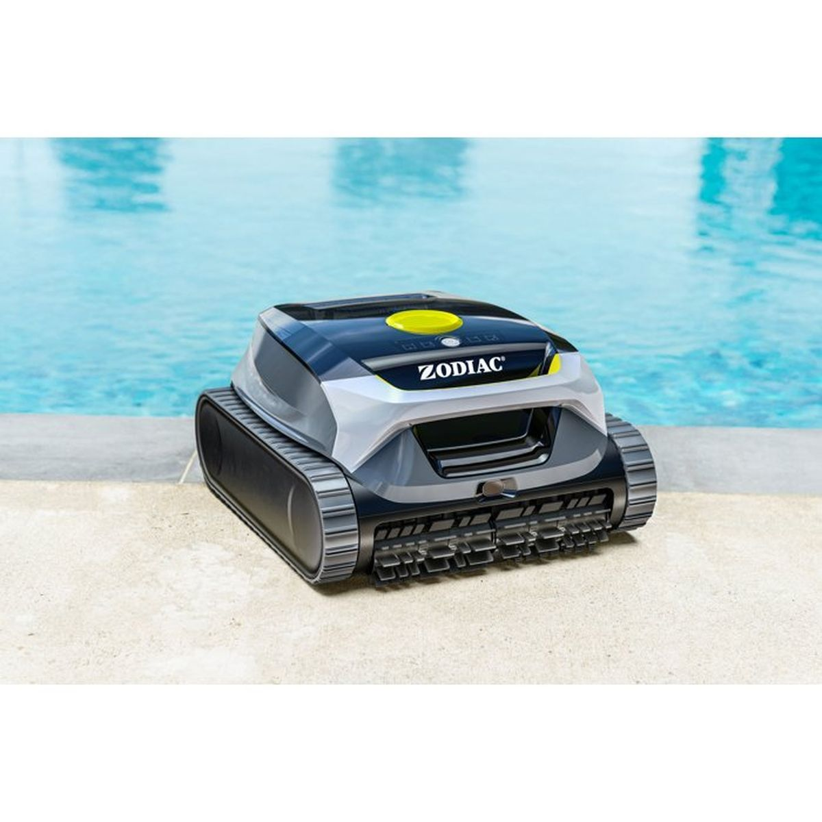 Un robot limpiador de piscina negro y gris con botón amarillo junto al borde.