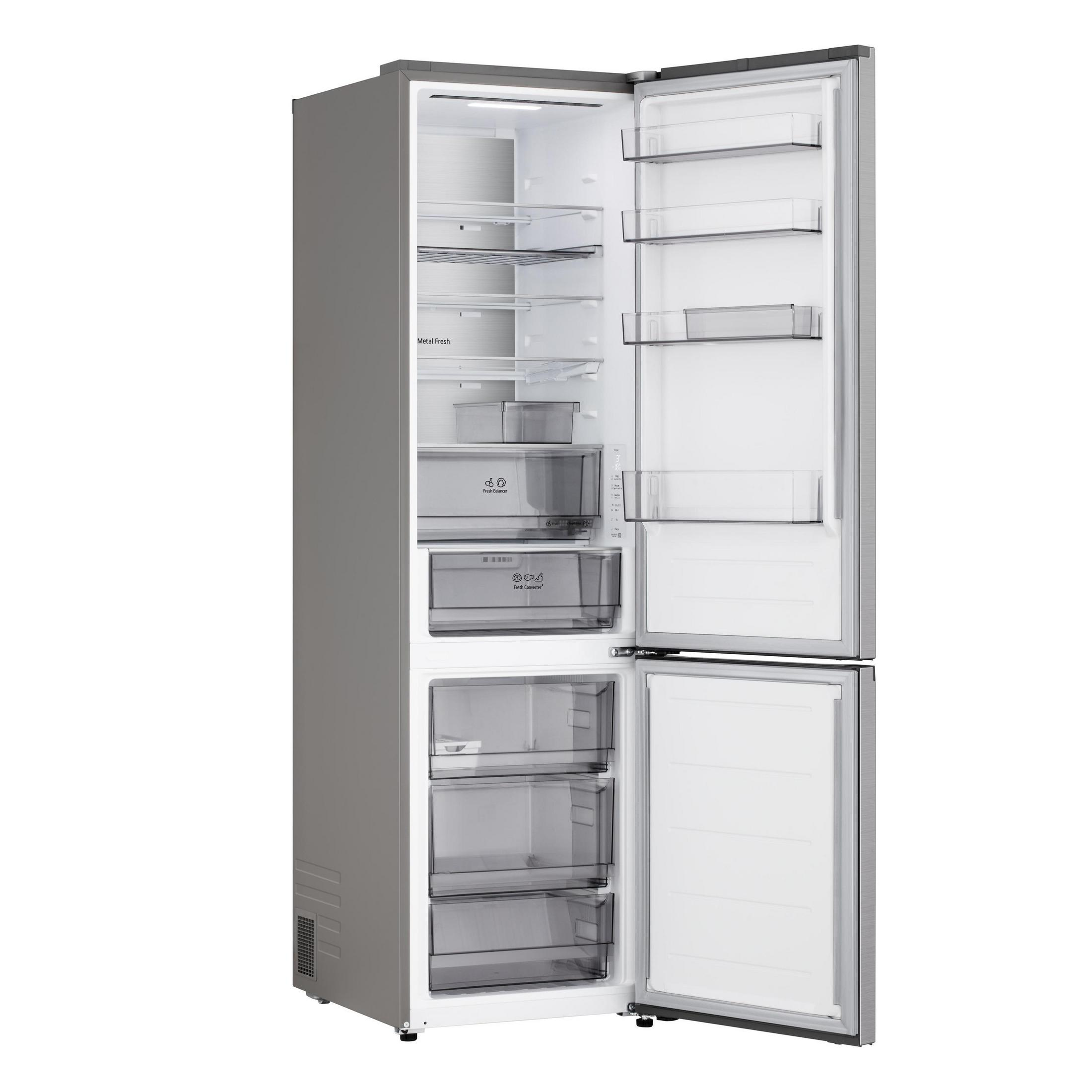 Un refrigerador plateado con la puerta abierta, mostrando varios estantes y cajones.