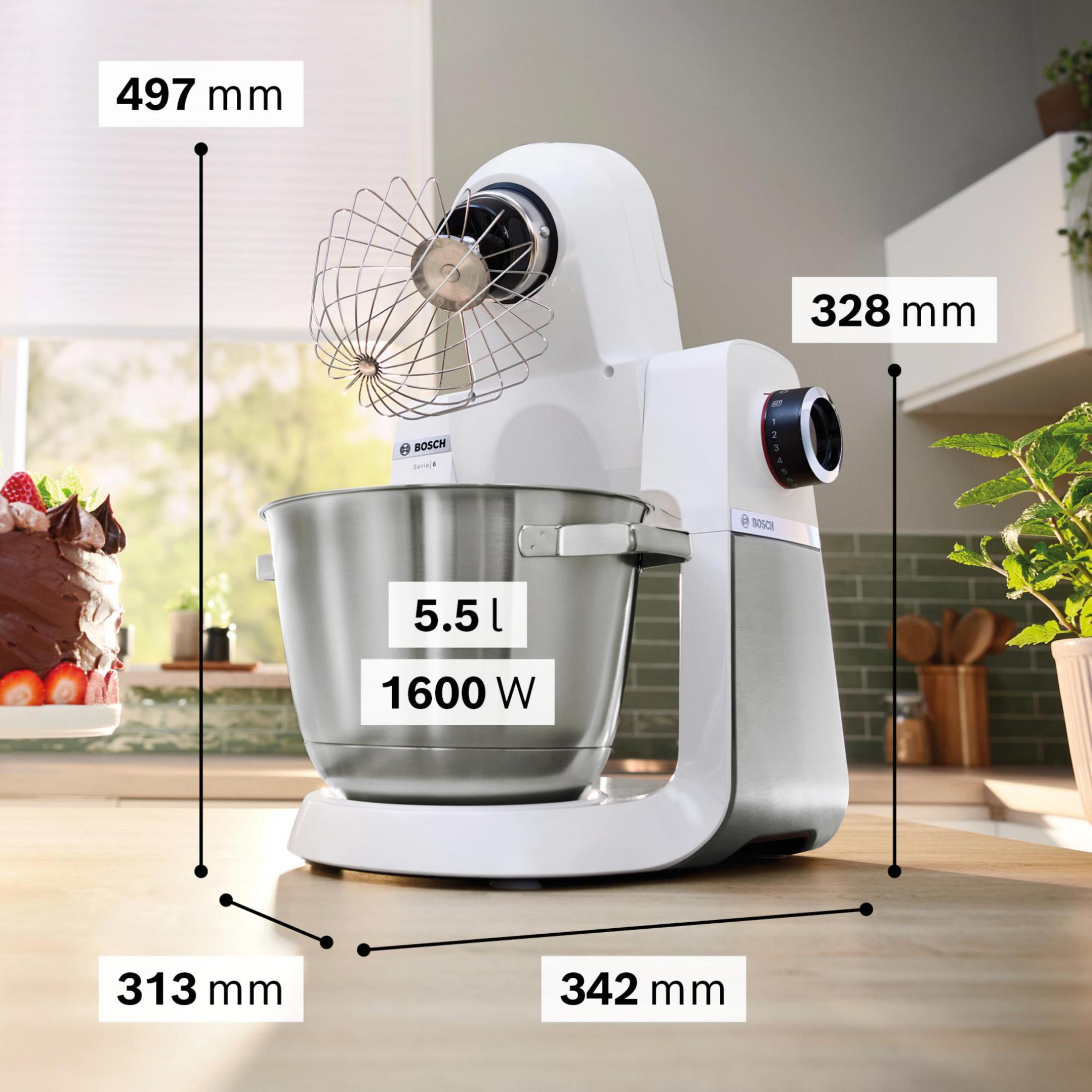 Eine weiße Bosch Küchenmaschine mit silberner Schüssel, 5,5L, 1600W, auf einer Holztheke.