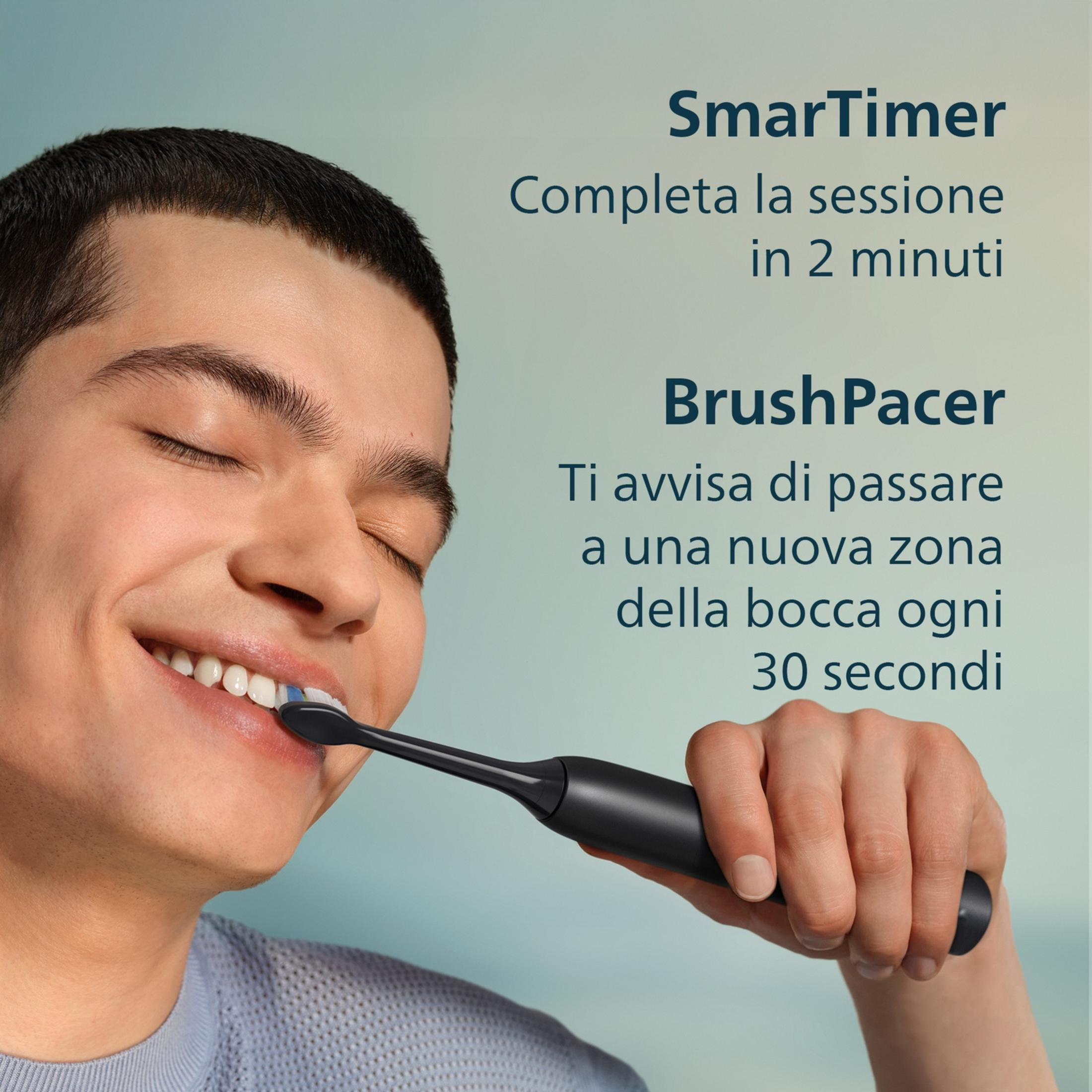 Hombre se cepilla los dientes con cepillo eléctrico, texto sobre temporizador.