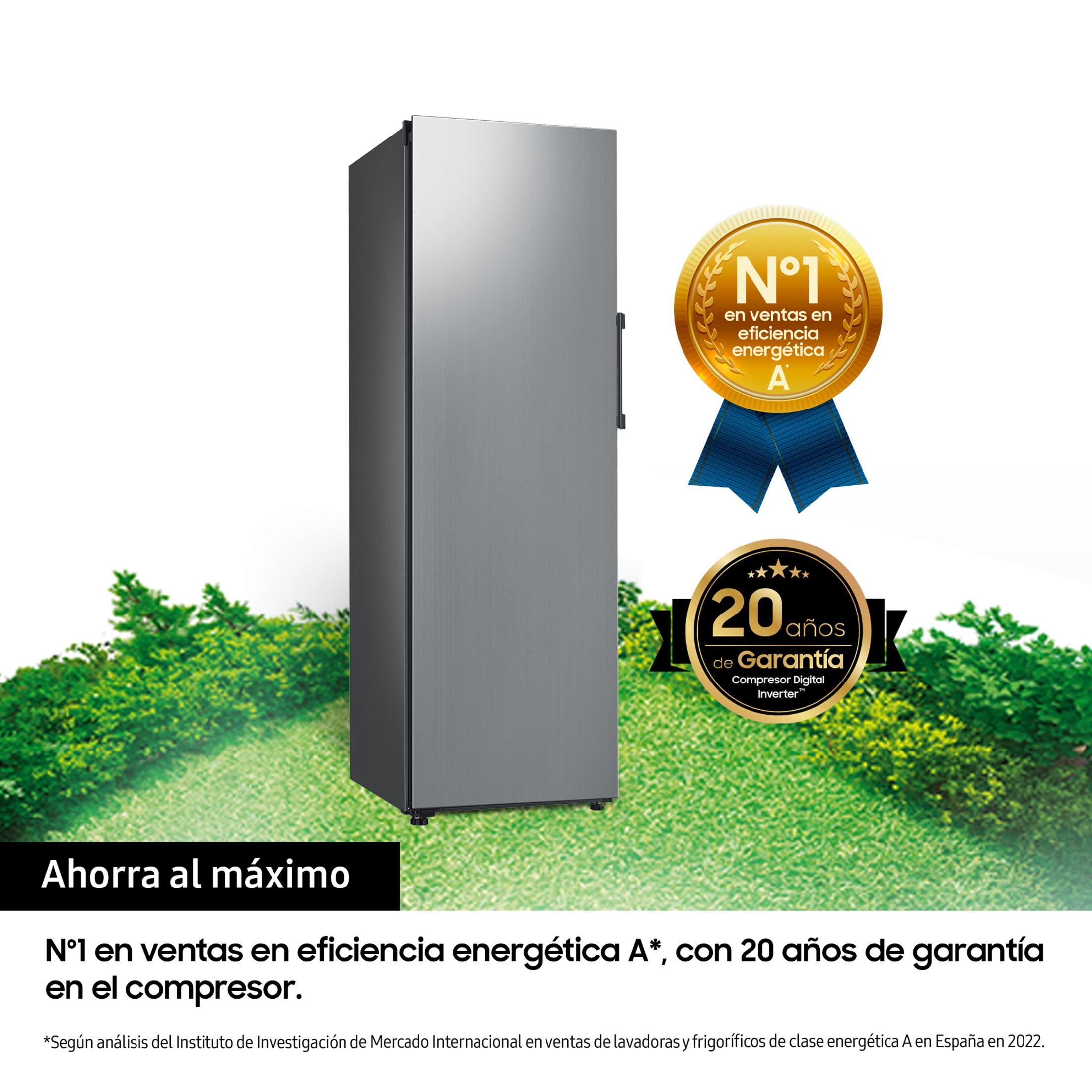 Un refrigerador gris con sellos de eficiencia energética y garantía sobre fondo verde.