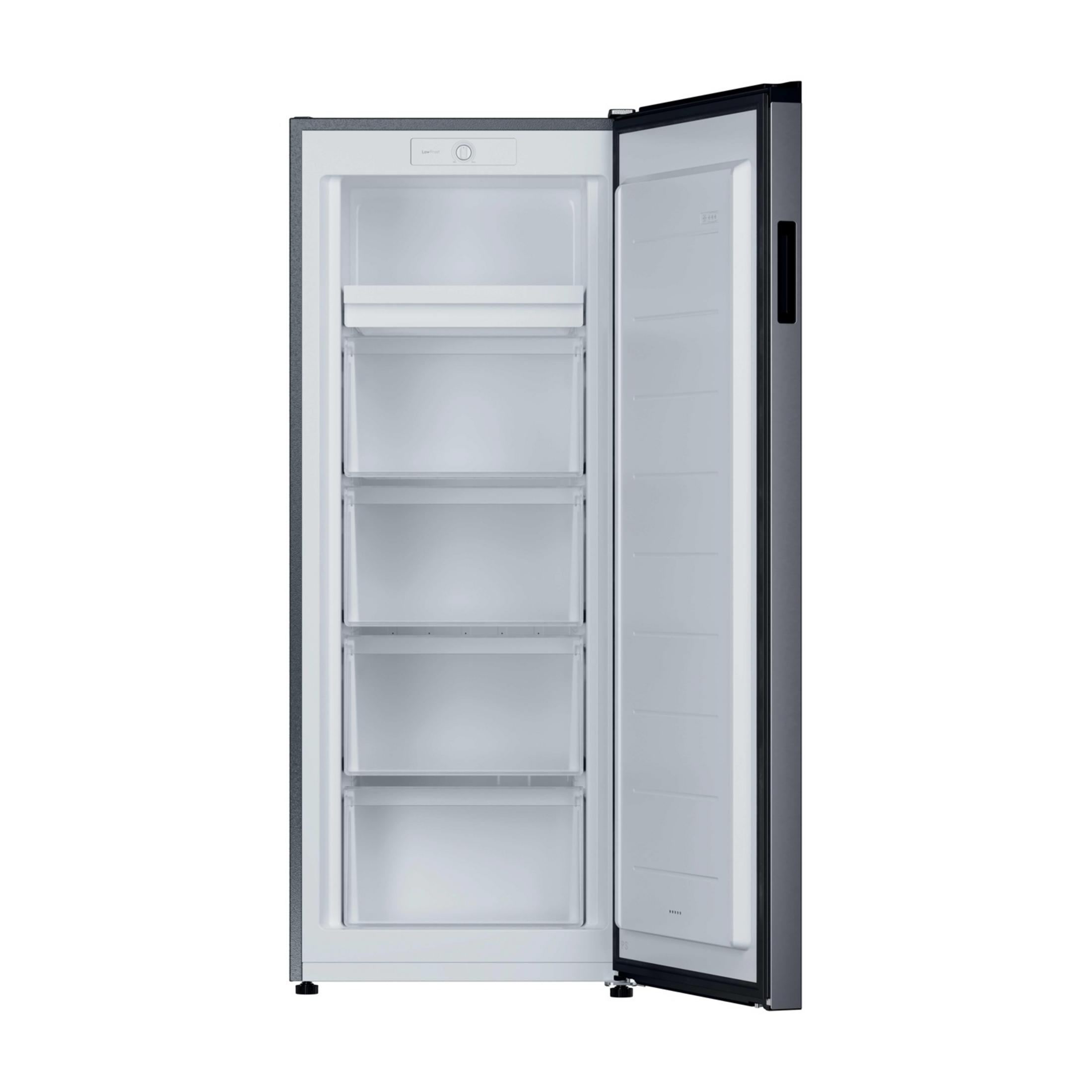 Un congelatore verticale con porta aperta, che mostra quattro cassetti.