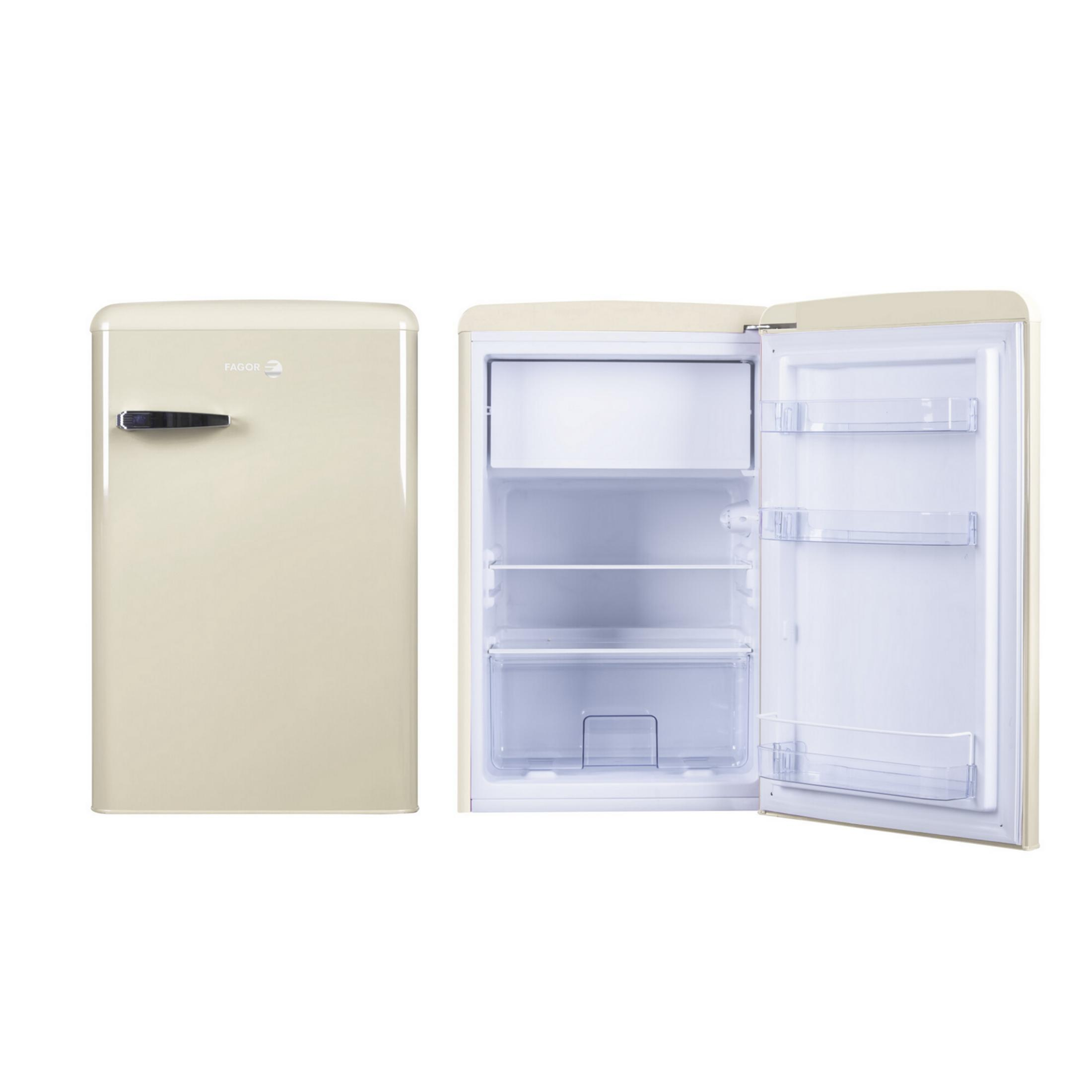 Un refrigerador retro color crema, semiabierto, con asa cromada.