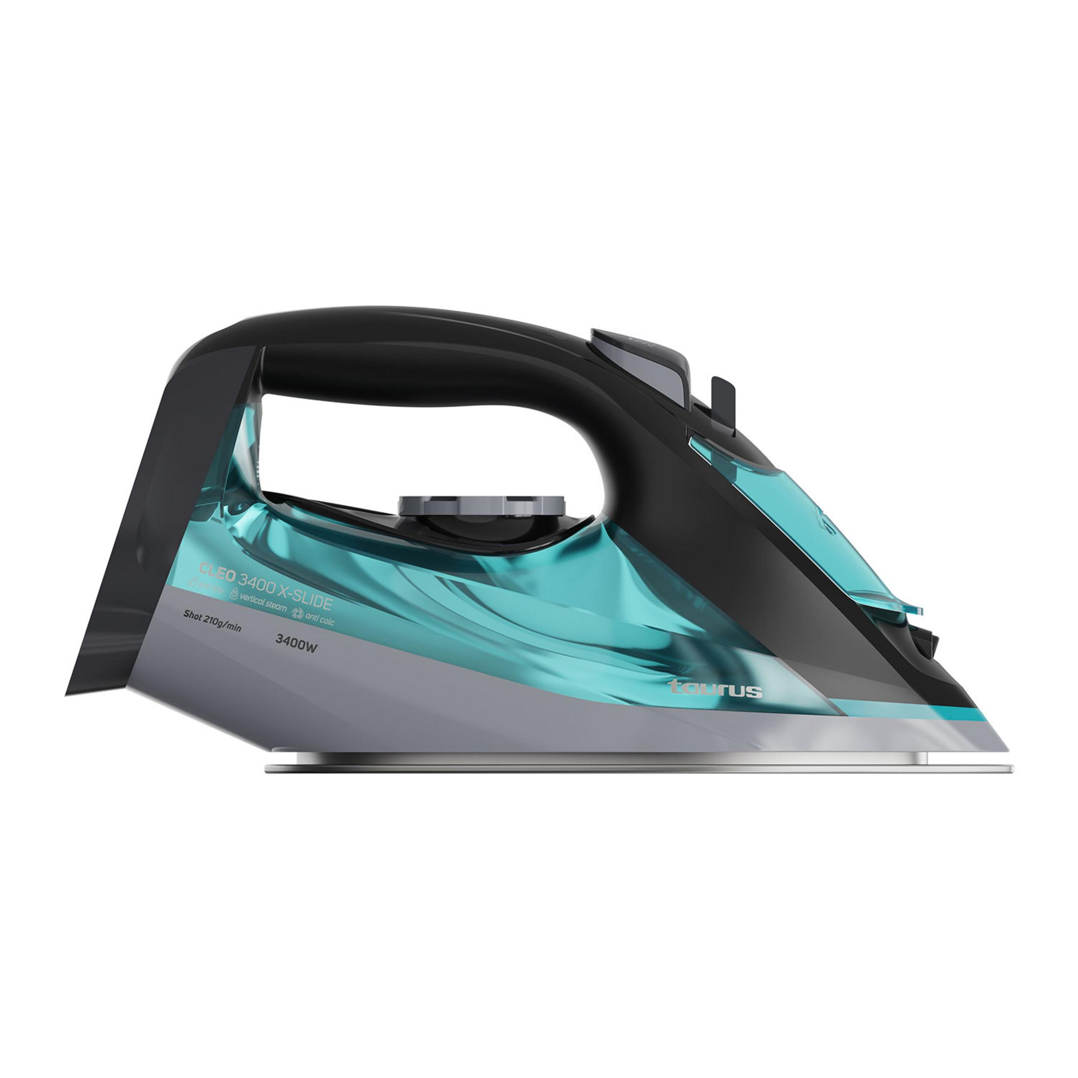 Un ferro da stiro moderno con serbatoio blu e manico nero.