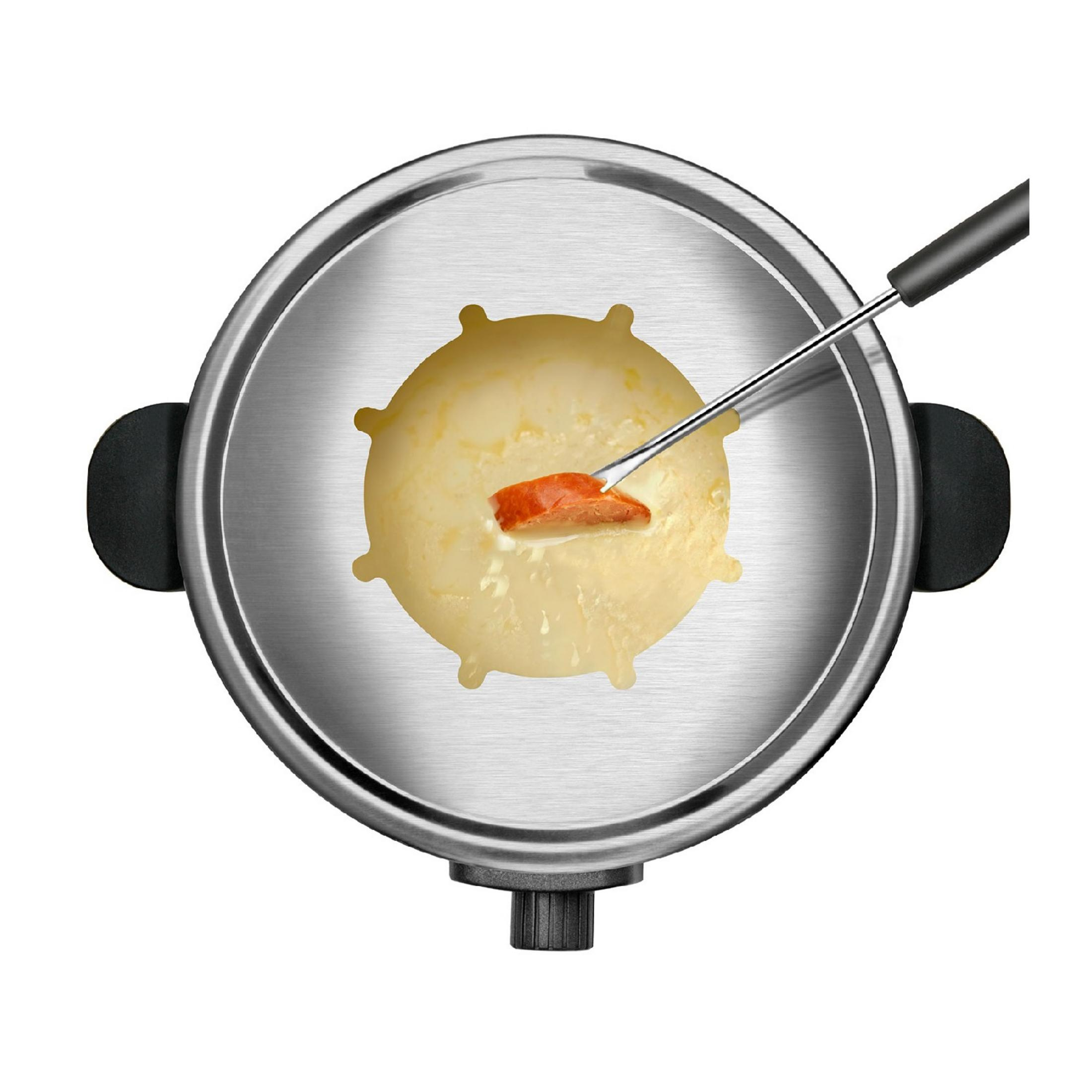 Un pezzo di pane viene immerso in una fonduta di formaggio con una forchetta.