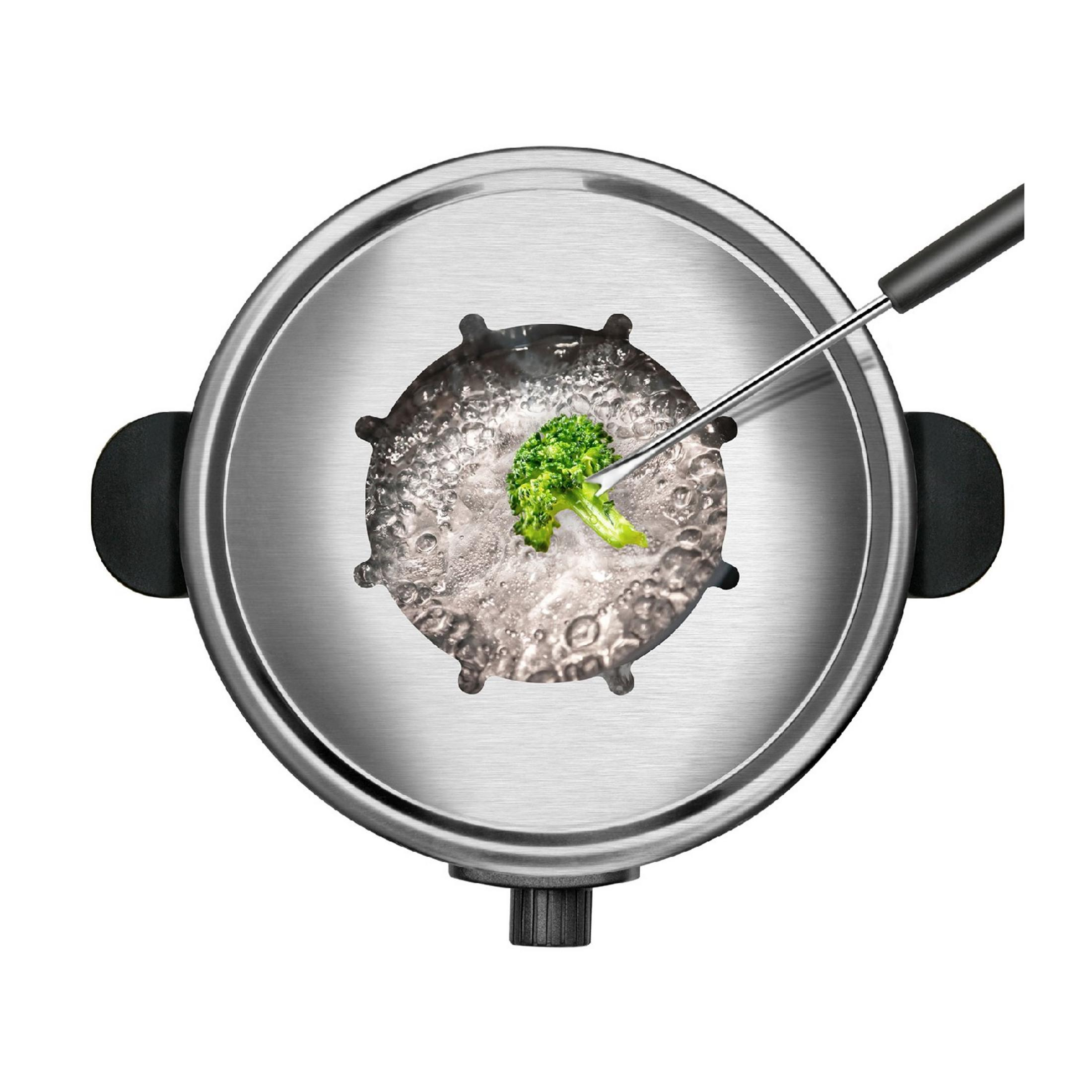 Una singola cimina di broccoli immersa in acqua bollente con una forchetta.