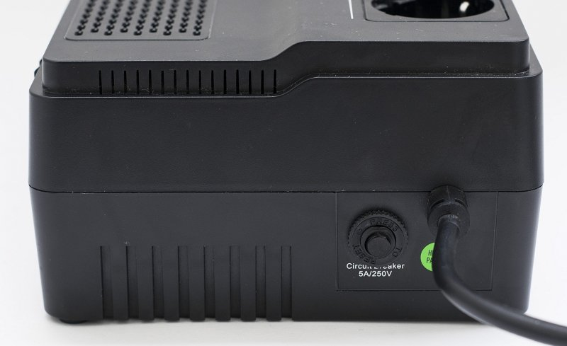 Dispositivo electrónico negro con rejillas de ventilación y un interruptor.
