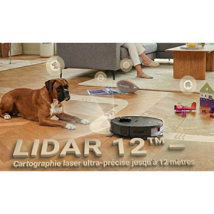 Un cane boxer marrone giace su un pavimento in legno accanto a un robot aspirapolvere.
